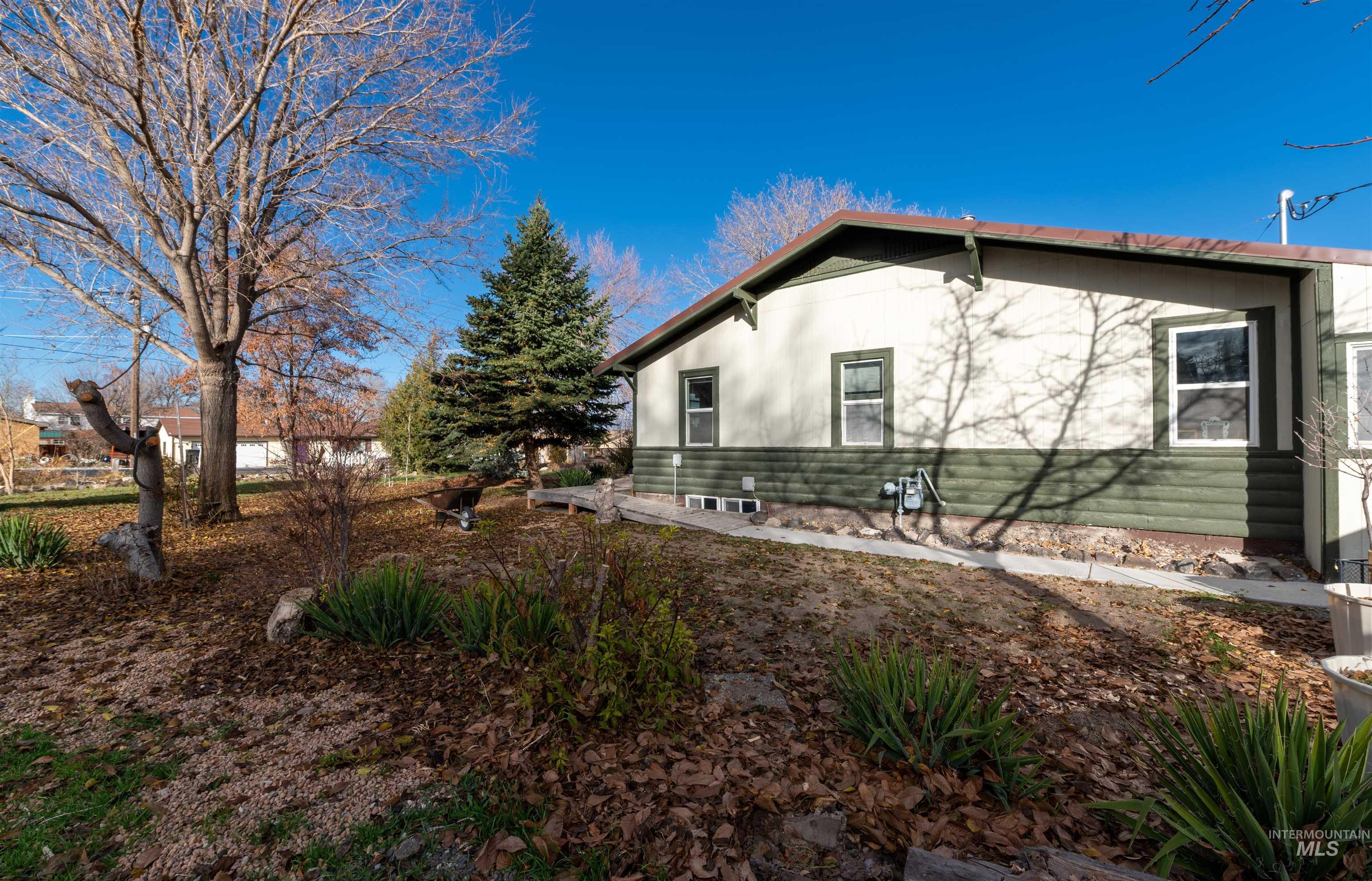 408 clear lakes, Buhl, Idaho 83316-0000, 3 Bedrooms, 1 Bathroom, Residential For Sale, Price $365,000,MLS 98993030