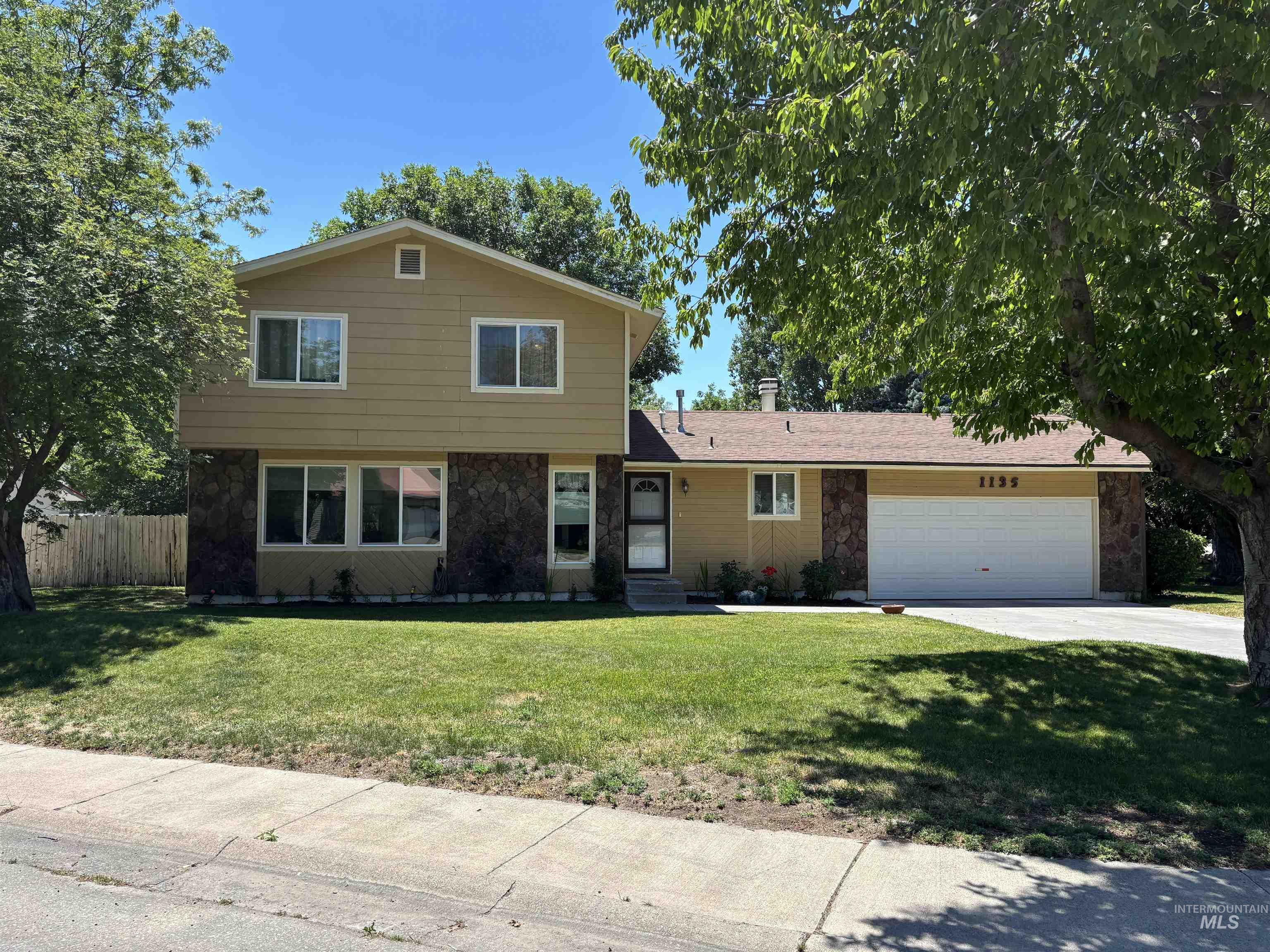 1135 S Haskett, Mountain Home, Idaho 83647, 3 Bedrooms, 2.5 Bathrooms, Residential For Sale, Price $359,900,MLS 98993031