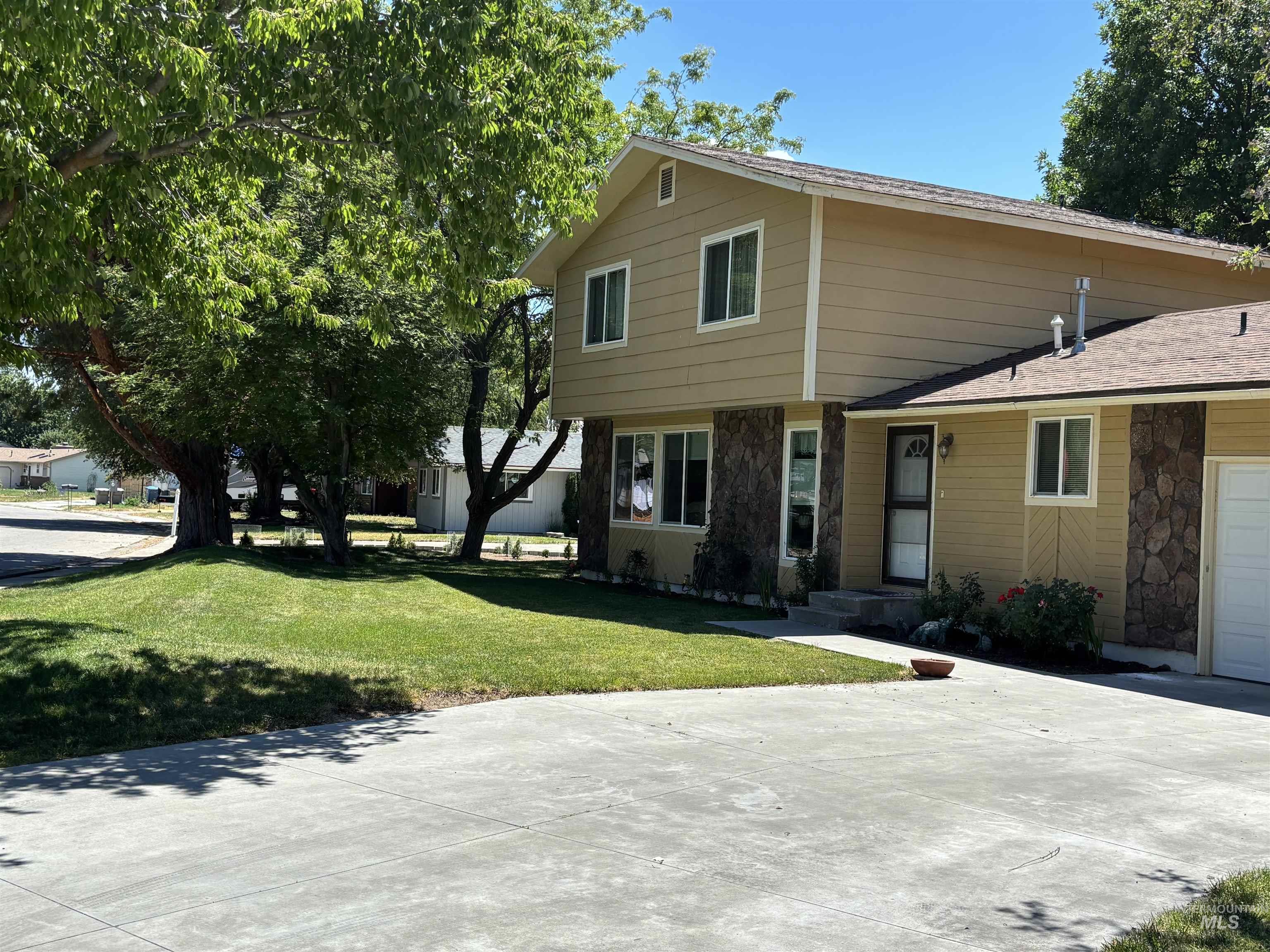 1135 S Haskett, Mountain Home, Idaho 83647, 3 Bedrooms, 2.5 Bathrooms, Residential For Sale, Price $359,900,MLS 98993031