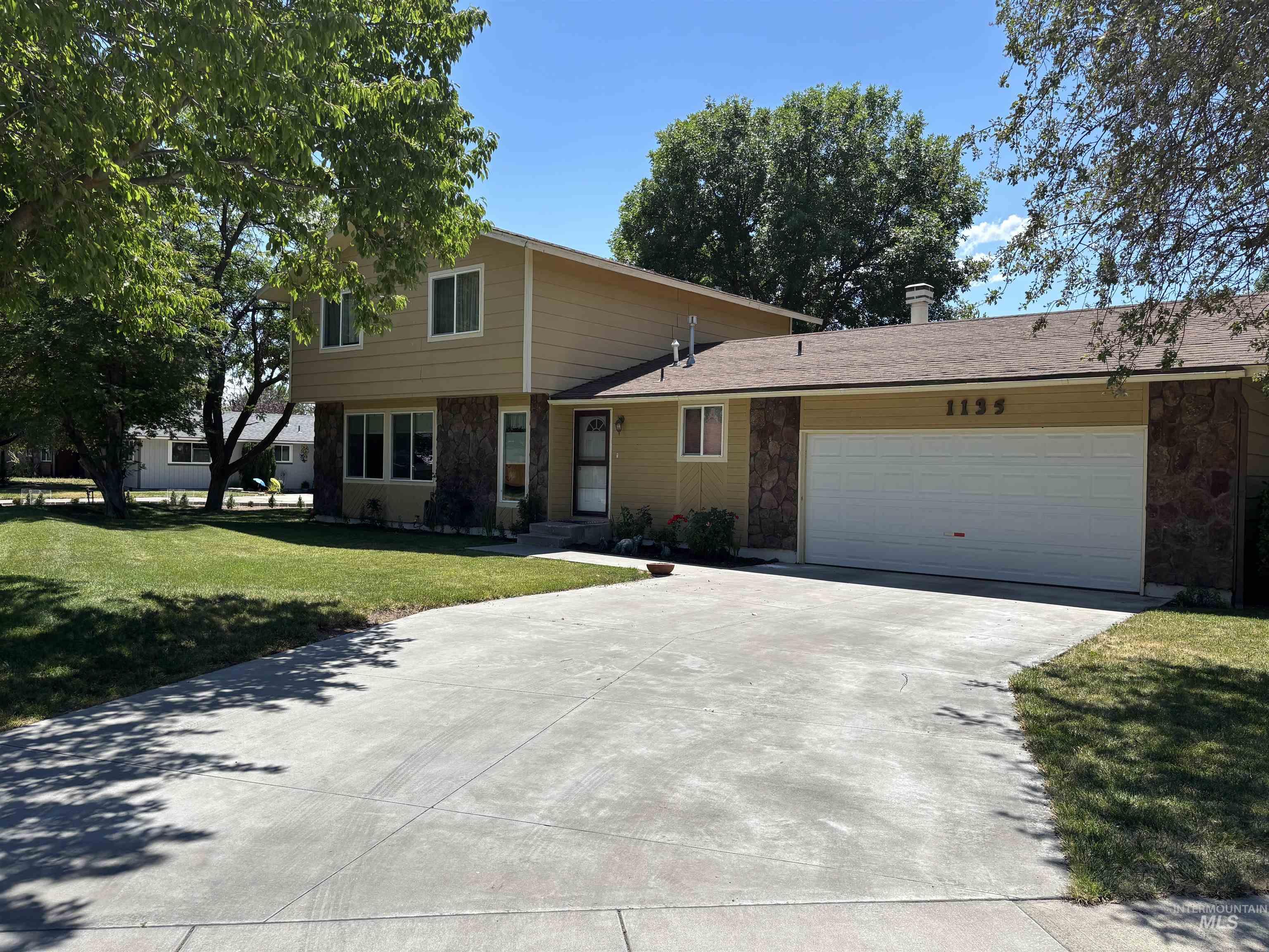 1135 S Haskett, Mountain Home, Idaho 83647, 3 Bedrooms, 2.5 Bathrooms, Residential For Sale, Price $359,900,MLS 98993031