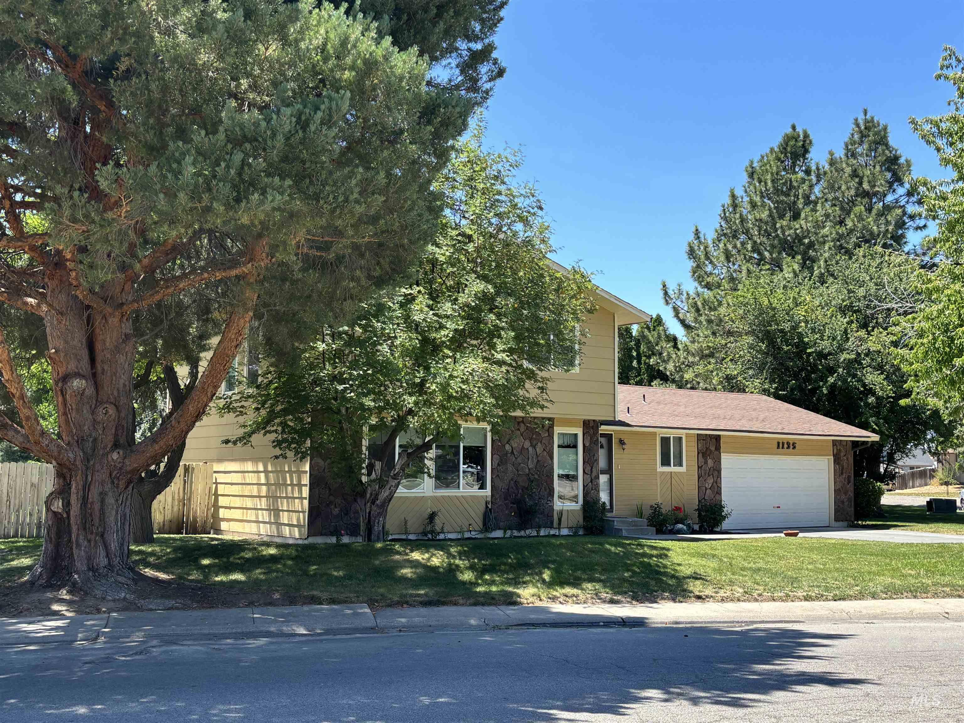 1135 S Haskett, Mountain Home, Idaho 83647, 3 Bedrooms, 2.5 Bathrooms, Residential For Sale, Price $359,900,MLS 98993031