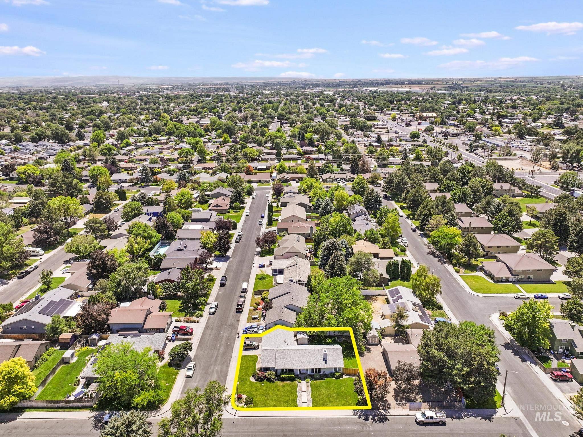 184 University Dr., Twin Falls, Idaho 83301, 3 Bedrooms, 2 Bathrooms, Residential For Sale, Price $390,000,MLS 98993033