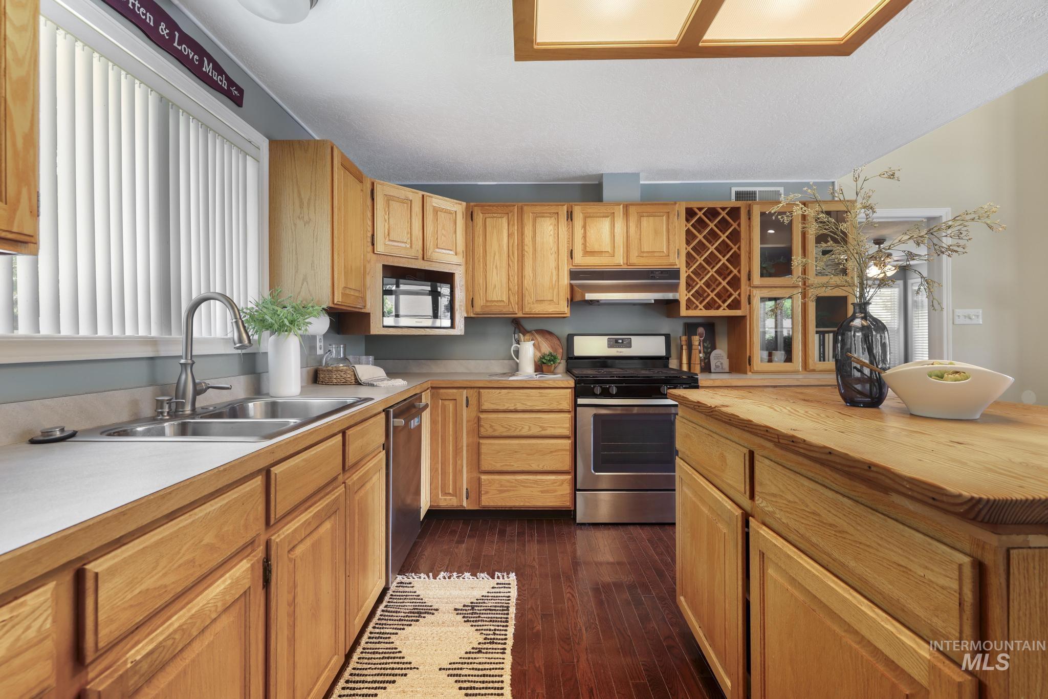 184 University Dr., Twin Falls, Idaho 83301, 3 Bedrooms, 2 Bathrooms, Residential For Sale, Price $390,000,MLS 98993033