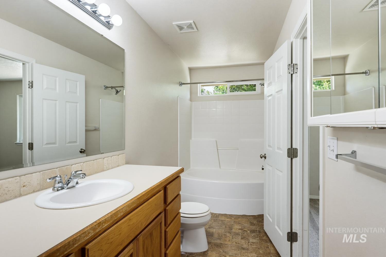 1025 N Portchester Ave, Meridian, Idaho 83642, 3 Bedrooms, 2 Bathrooms, Residential For Sale, Price $425,000, 98993047