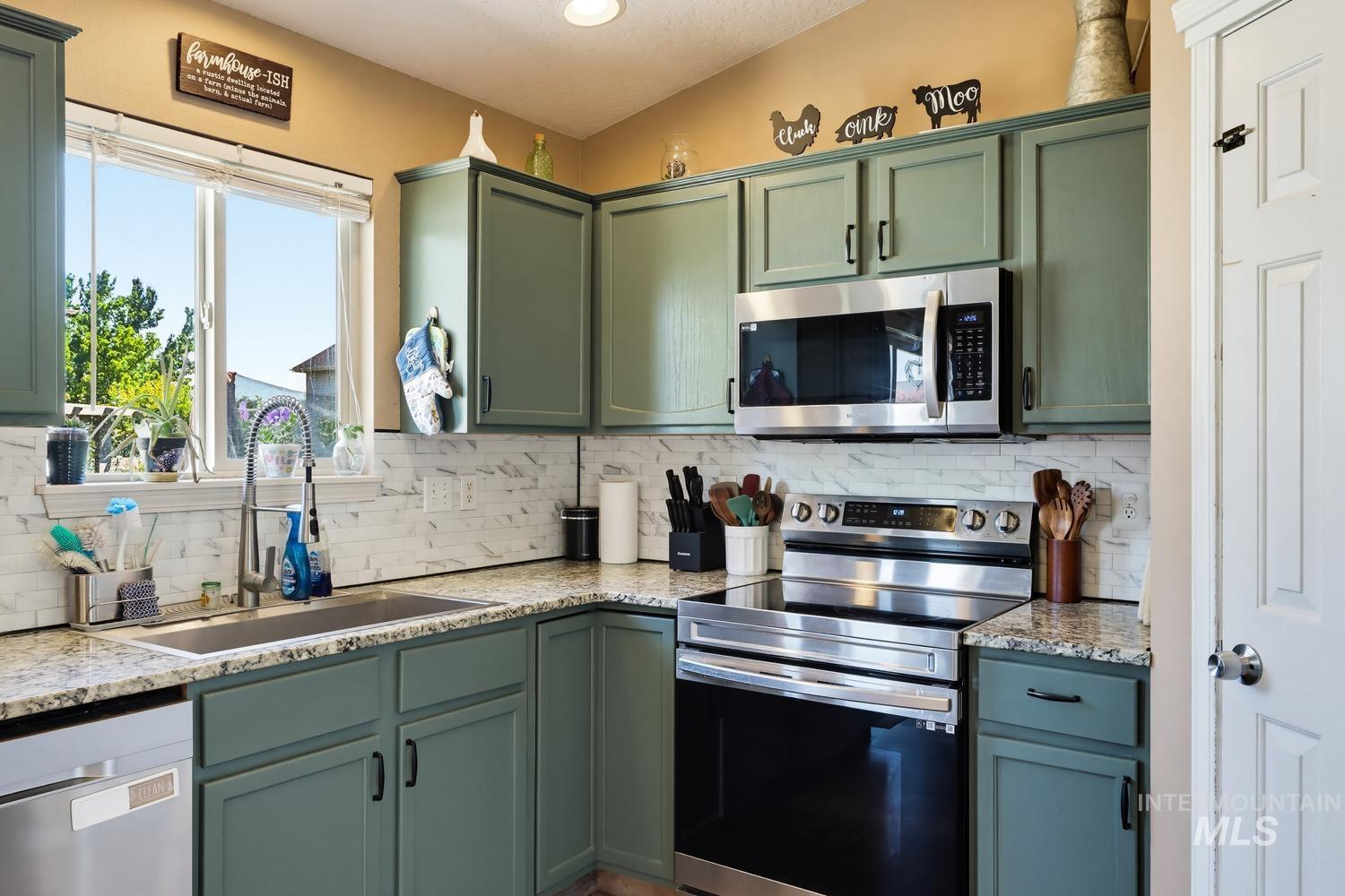 1828 W Lotus Ponds Crt, Nampa, Idaho 83651, 3 Bedrooms, 2 Bathrooms, Residential For Sale, Price $399,990,MLS 98993068