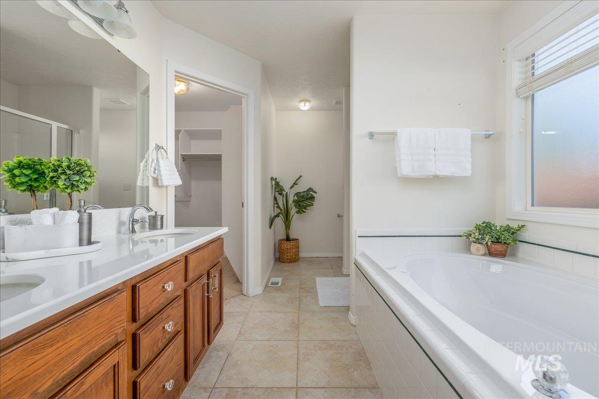9194 W Ottawa Dr, Boise, Idaho 83709, 3 Bedrooms, 2 Bathrooms, Residential For Sale, Price $440,000,MLS 98993072