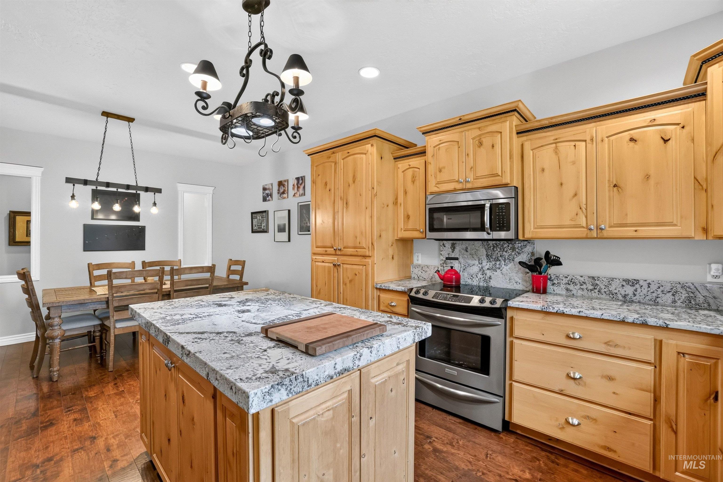 39 Grand Fir Dr, Donnelly, Idaho 83615, 3 Bedrooms, 2 Bathrooms, Residential For Sale, Price $849,000,MLS 98993104