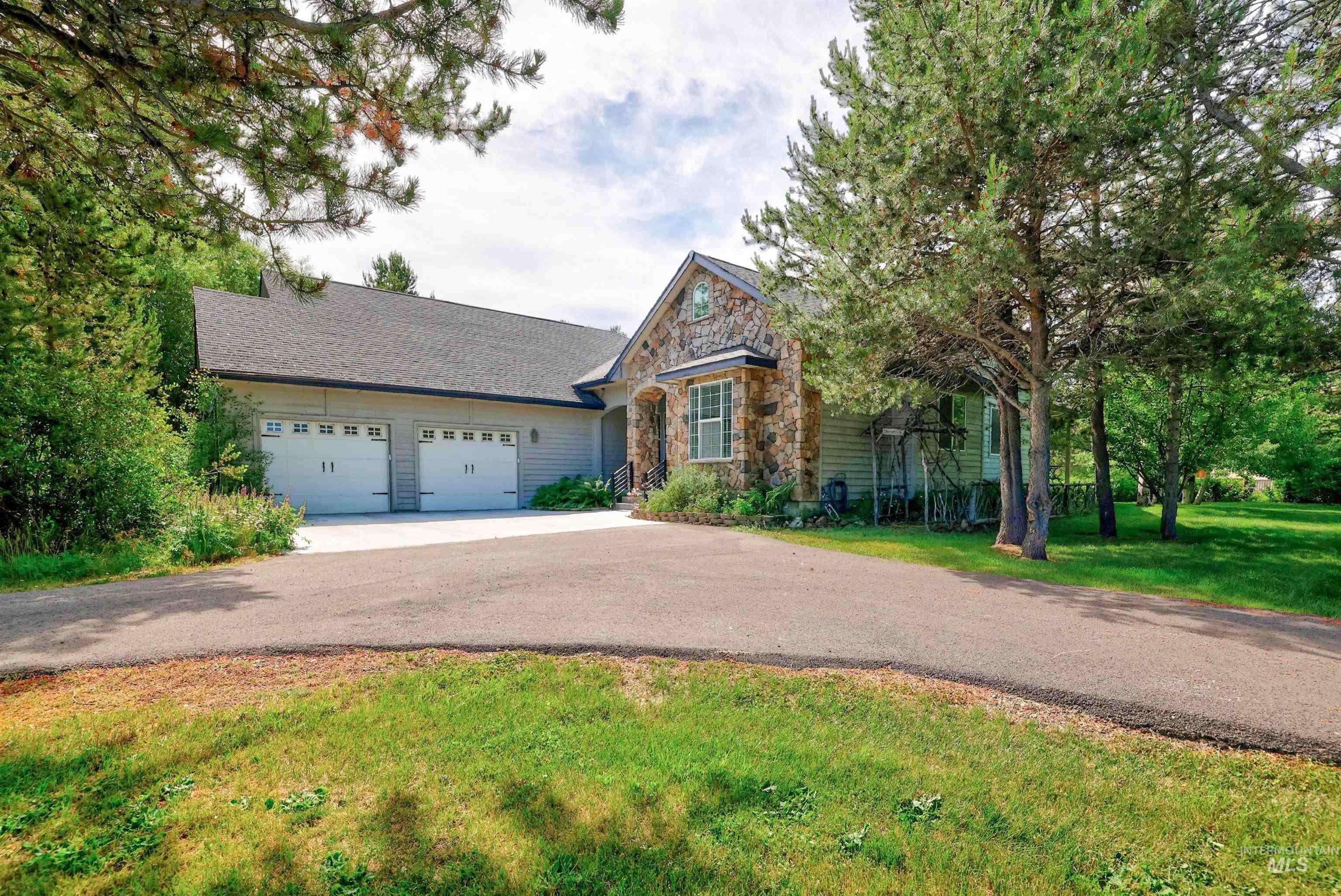 39 Grand Fir Dr, Donnelly, Idaho 83615, 3 Bedrooms, 2 Bathrooms, Residential For Sale, Price $849,000,MLS 98993104