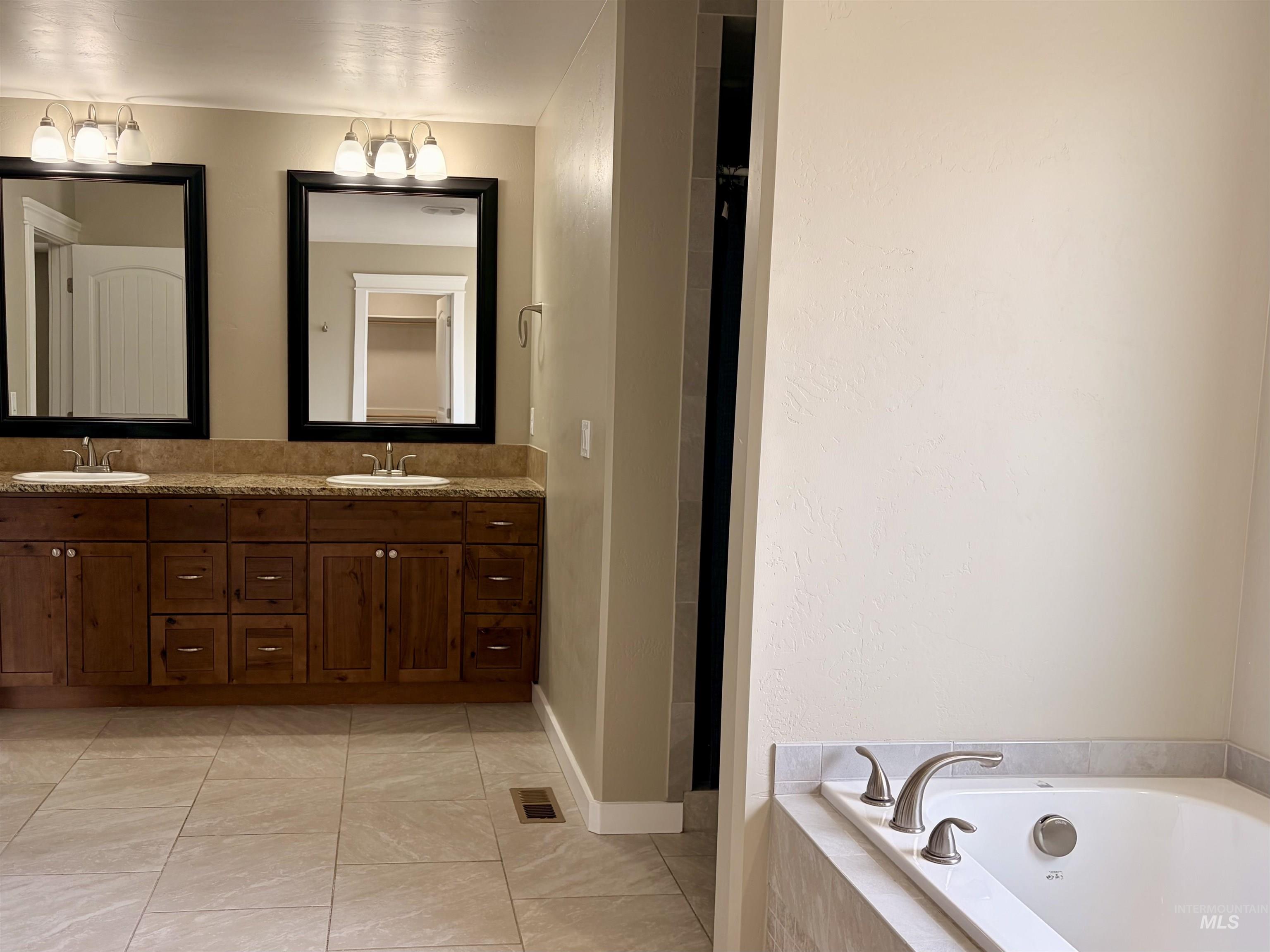 2493 East 3769 North, Twin Falls, Idaho 83301, 4 Bedrooms, 2 Bathrooms, Residential For Sale, Price $600,000, 98993110