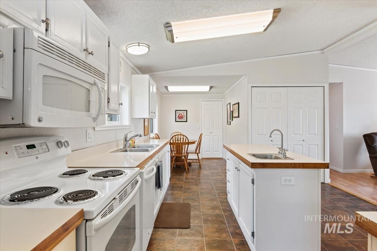 5758 W Hill Rd, Boise, Idaho 83703, 4 Bedrooms, 2 Bathrooms, Residential For Sale, Price $998,000, 98993114