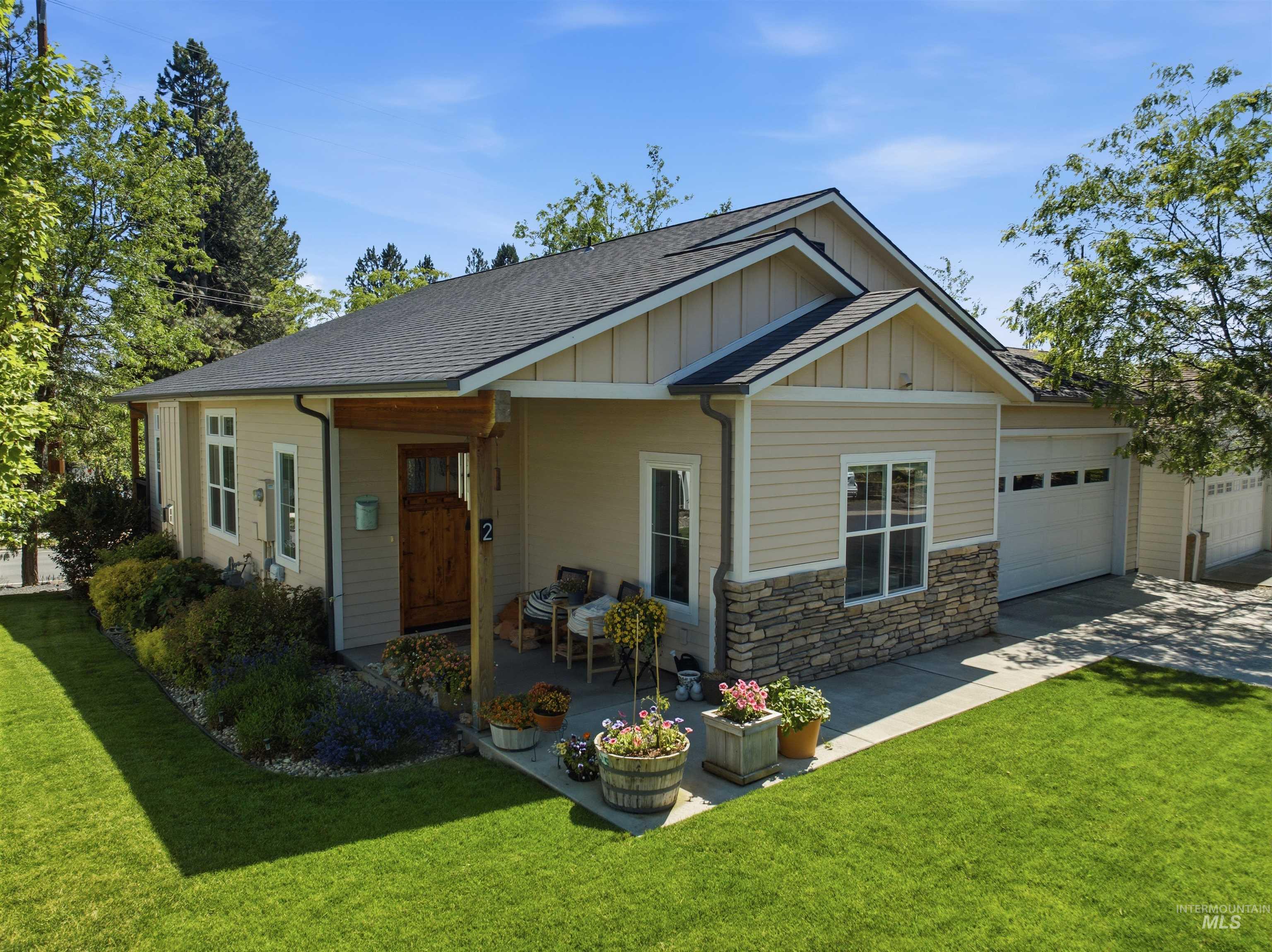 2075 Sunnyside Ave, Moscow, Idaho 83843, 2 Bedrooms, 2 Bathrooms, Residential For Sale, Price $470,000, 98993117
