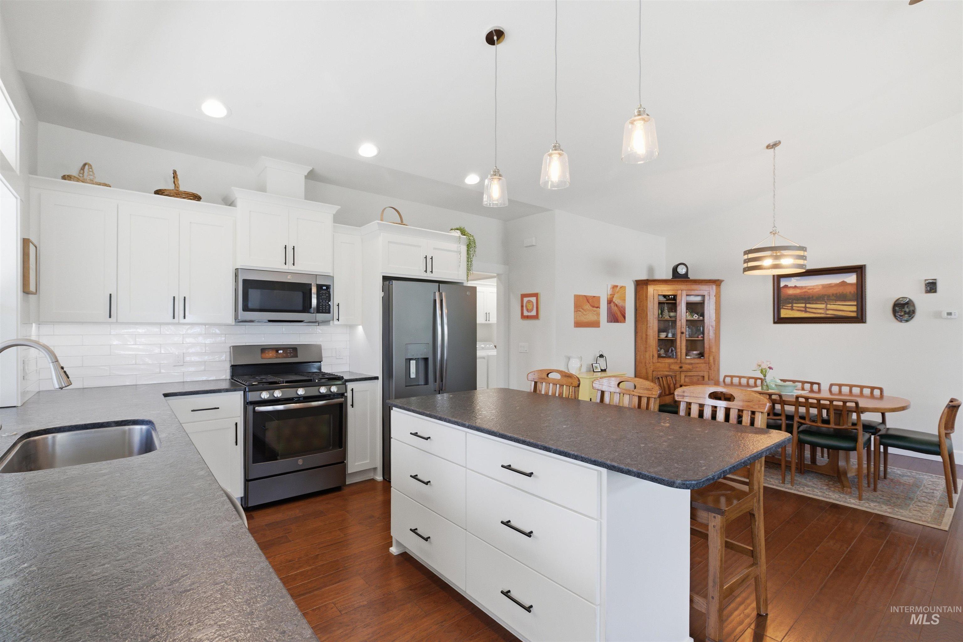 2075 Sunnyside Ave, Moscow, Idaho 83843, 2 Bedrooms, 2 Bathrooms, Residential For Sale, Price $470,000, 98993117