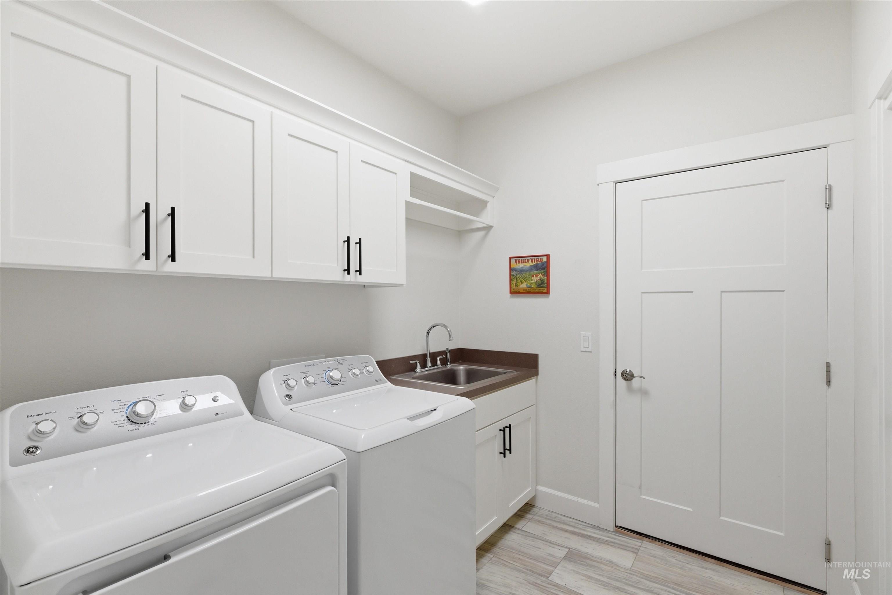 2075 Sunnyside Ave, Moscow, Idaho 83843, 2 Bedrooms, 2 Bathrooms, Residential For Sale, Price $470,000, 98993117