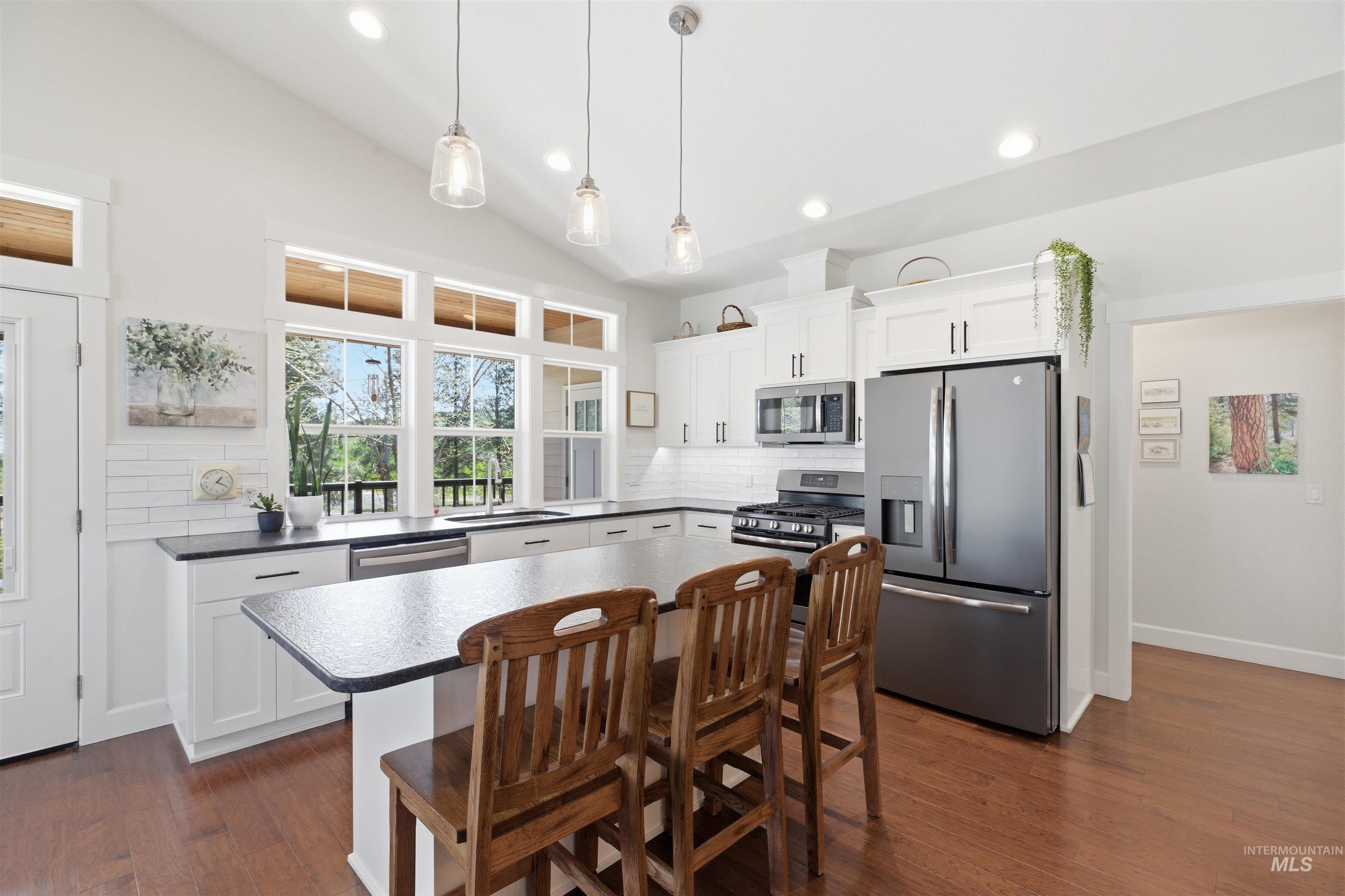 2075 Sunnyside Ave, Moscow, Idaho 83843, 2 Bedrooms, 2 Bathrooms, Residential For Sale, Price $470,000, 98993117