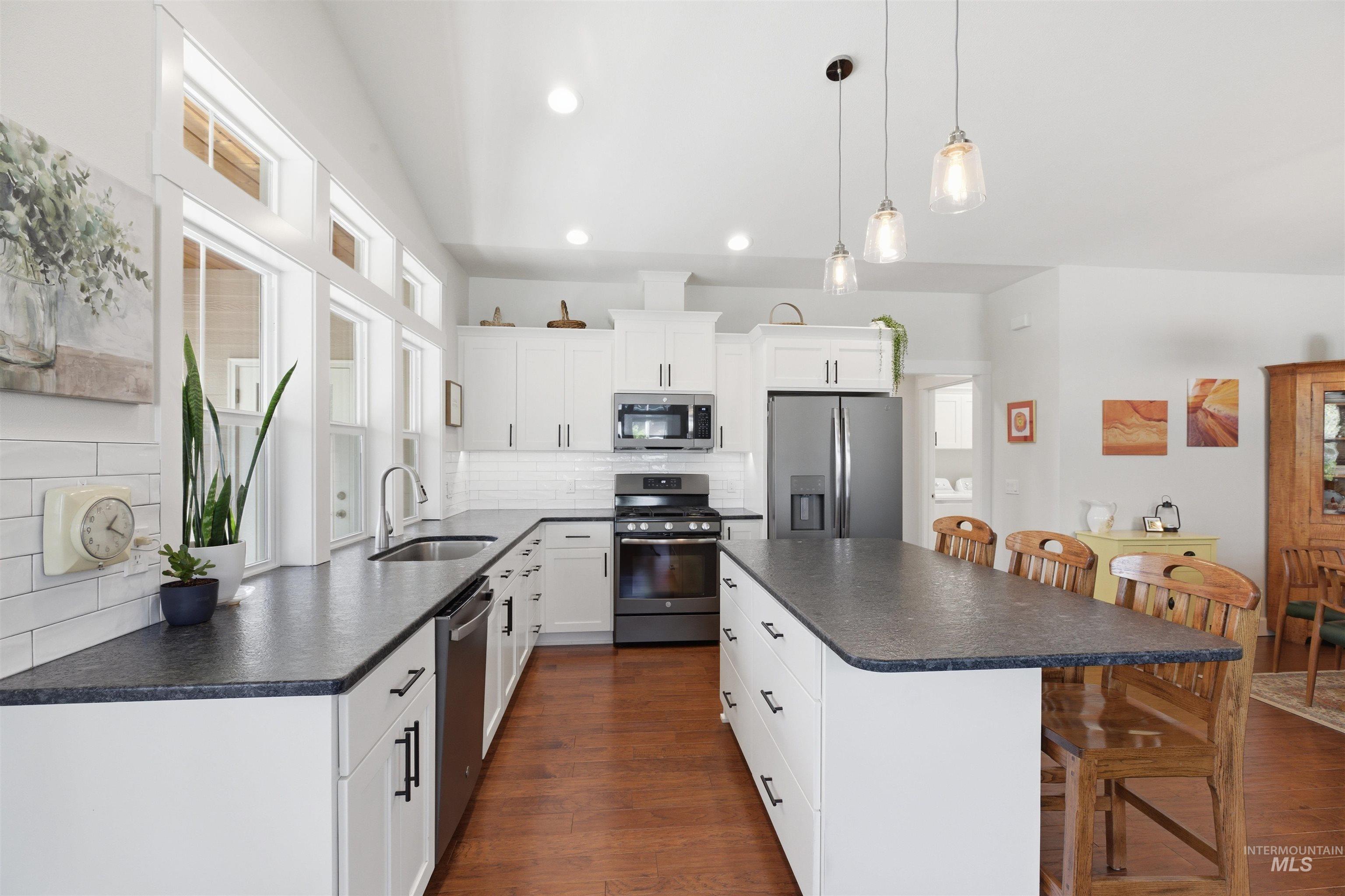 2075 Sunnyside Ave, Moscow, Idaho 83843, 2 Bedrooms, 2 Bathrooms, Residential For Sale, Price $470,000, 98993117