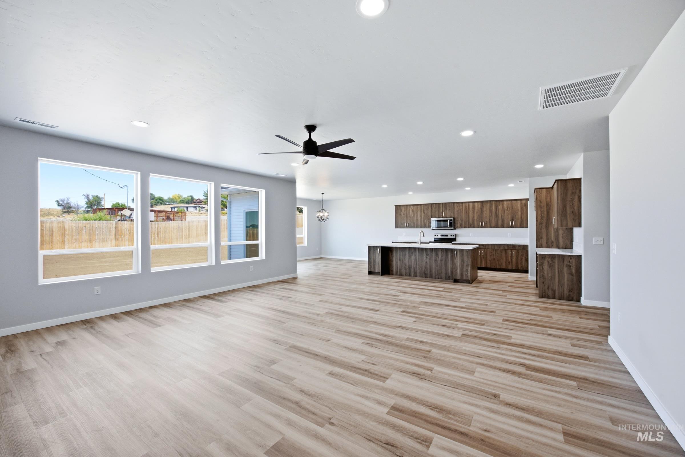 1073 Coffee Pond Ave, Middleton, Idaho 83644, 4 Bedrooms, 2.5 Bathrooms, Residential For Sale, Price $599,990,MLS 98993127