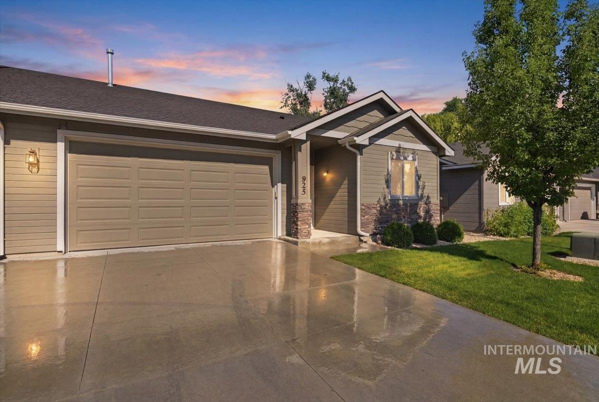 925 S Banner St, Nampa, Idaho 83686-6549, 2 Bedrooms, 2 Bathrooms, Residential For Sale, Price $360,000, 98993157