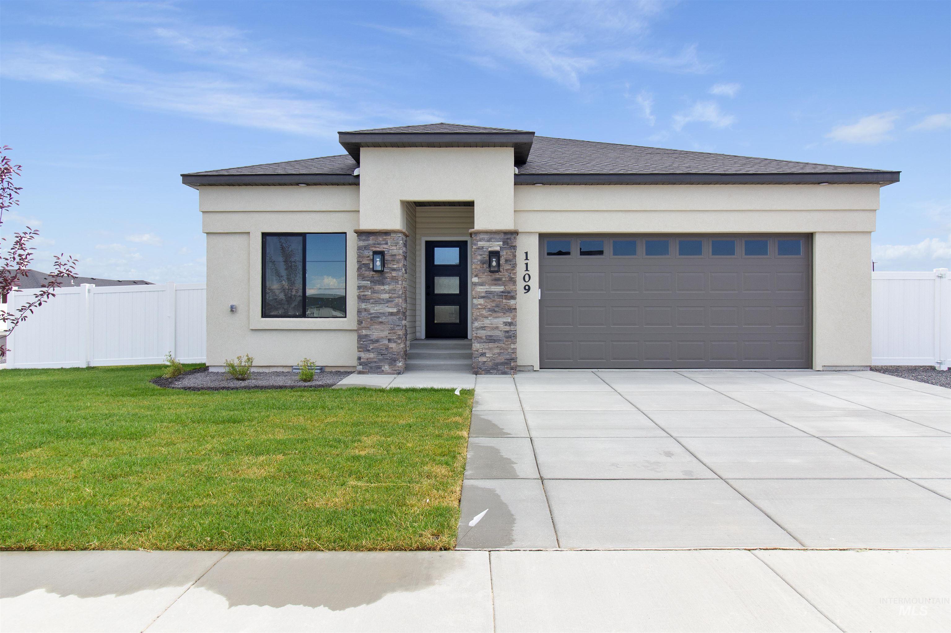 1109 Ira Burton, Twin Falls, Idaho 83301, 3 Bedrooms, 2 Bathrooms, Residential For Sale, Price $437,400,MLS 98993172