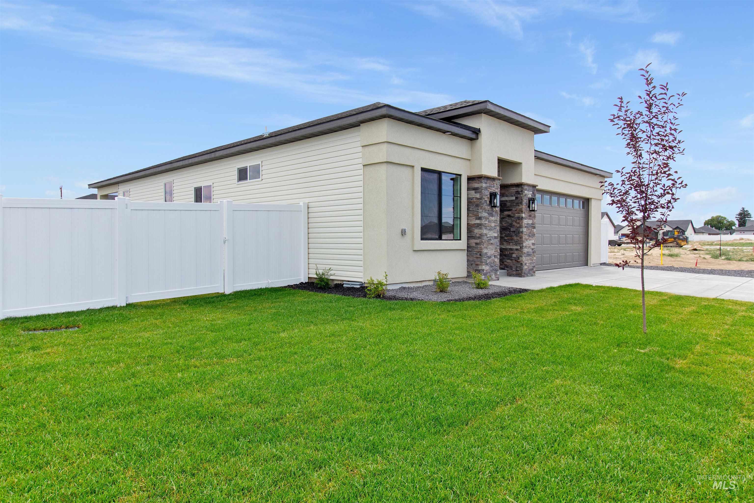 1109 Ira Burton, Twin Falls, Idaho 83301, 3 Bedrooms, 2 Bathrooms, Residential For Sale, Price $437,400,MLS 98993172