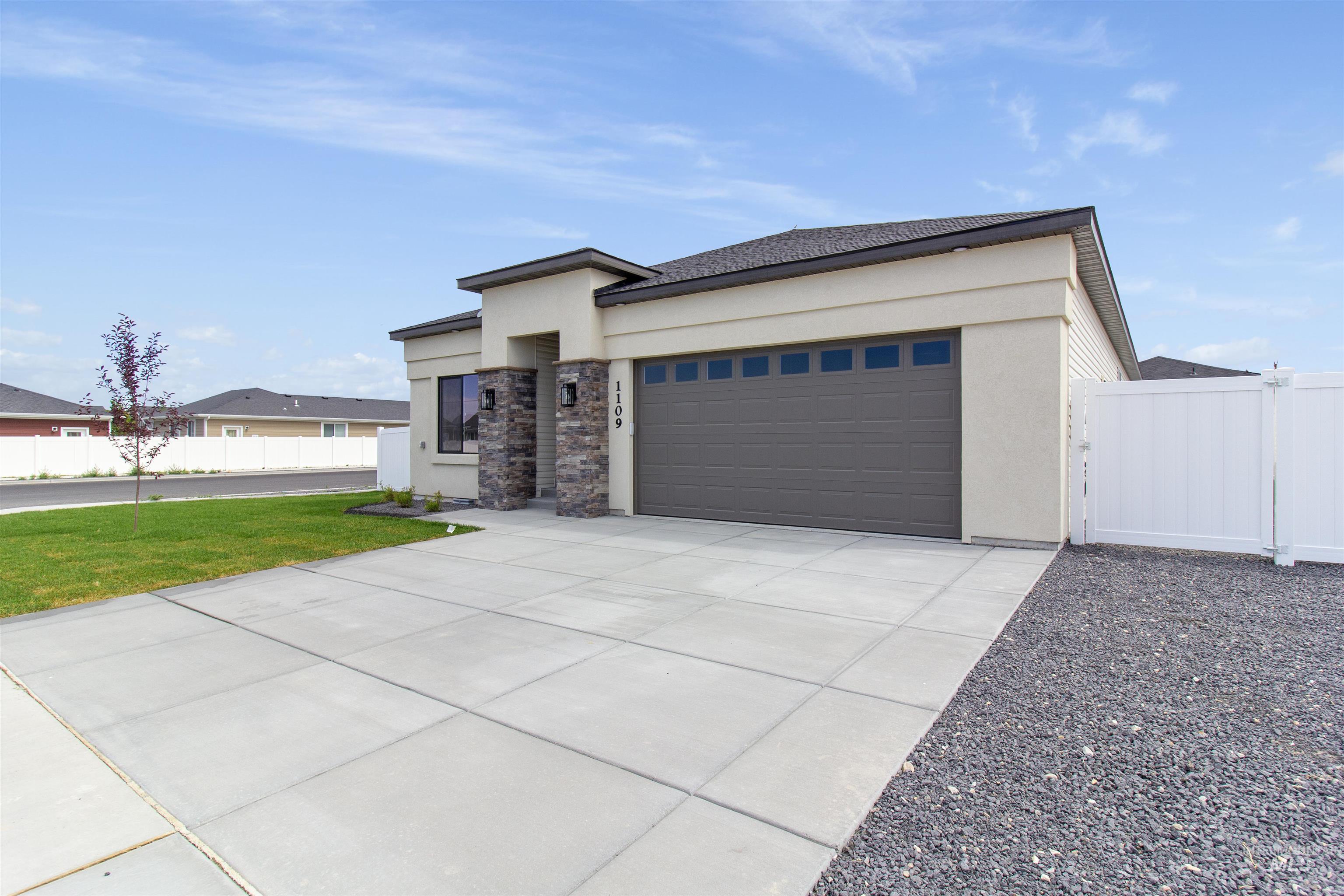 1109 Ira Burton, Twin Falls, Idaho 83301, 3 Bedrooms, 2 Bathrooms, Residential For Sale, Price $437,400,MLS 98993172