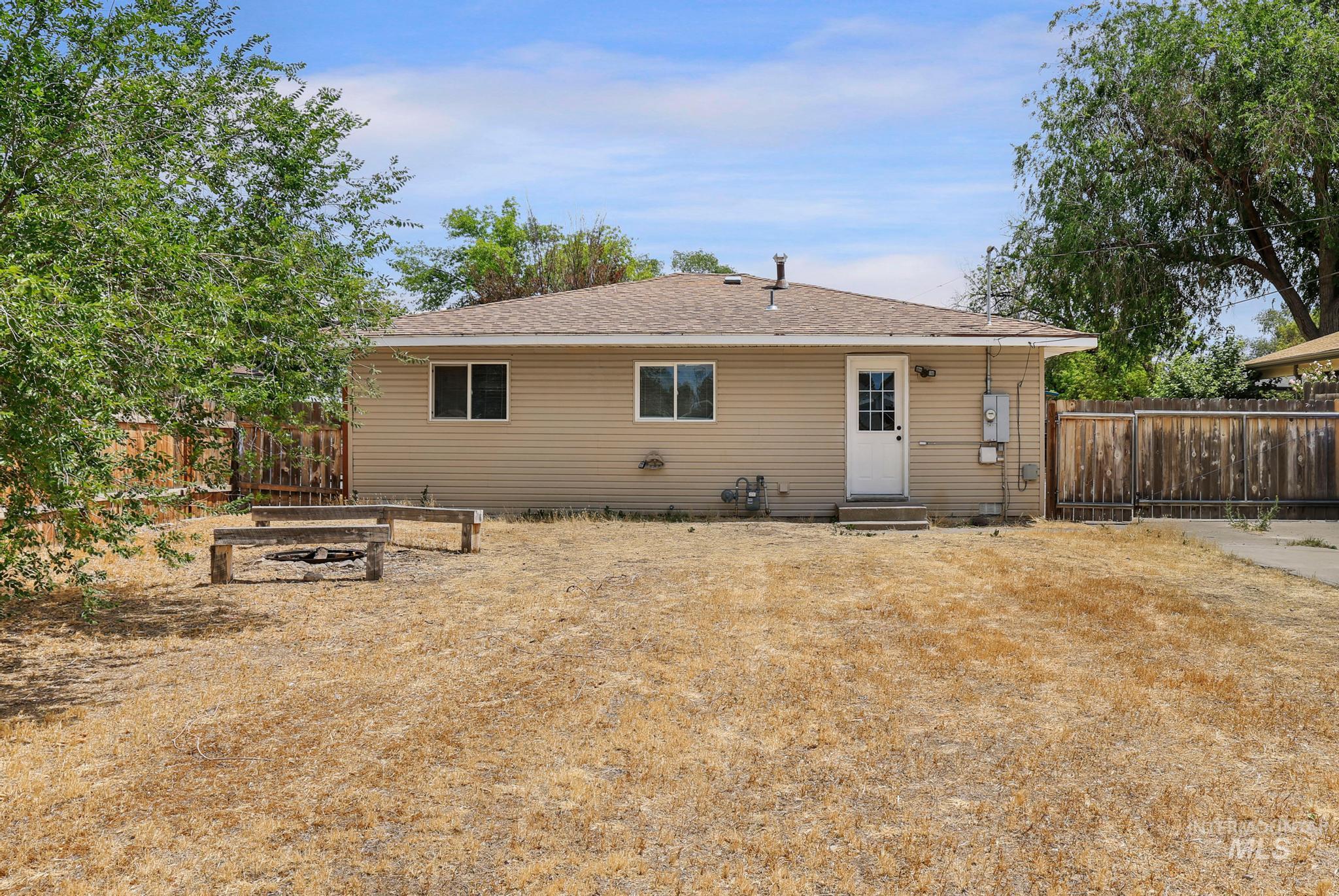 327 Monroe St, Twin Falls, Idaho 83301, 3 Bedrooms, 1 Bathroom, Residential For Sale, Price $269,000,MLS 98993201
