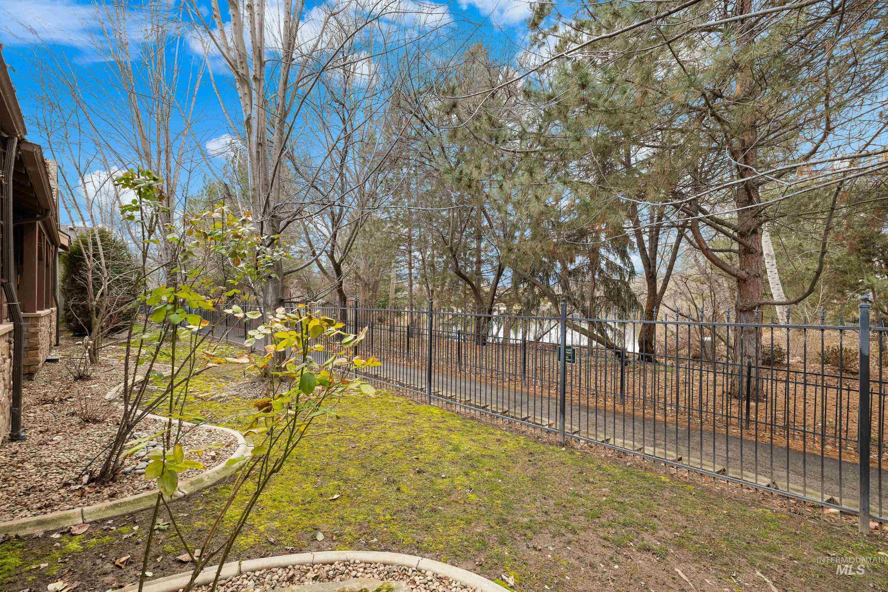 5901 N Duxbury Pier Ln, Garden City, Idaho 83714, 2 Bedrooms, 2.5 Bathrooms, Residential For Sale, Price $689,000, 98993204
