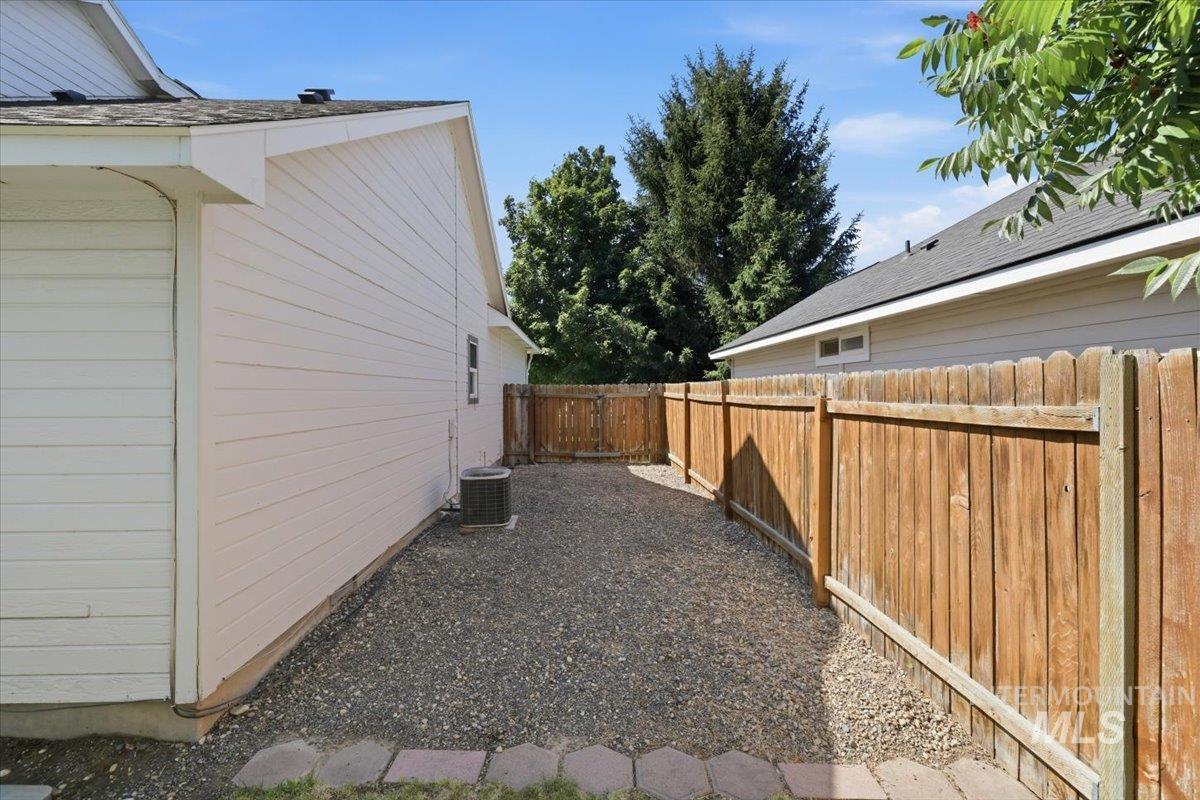 2100 E Harbour Grove Dr, Nampa, Idaho 83686, 3 Bedrooms, 2 Bathrooms, Residential For Sale, Price $389,900, 98993237