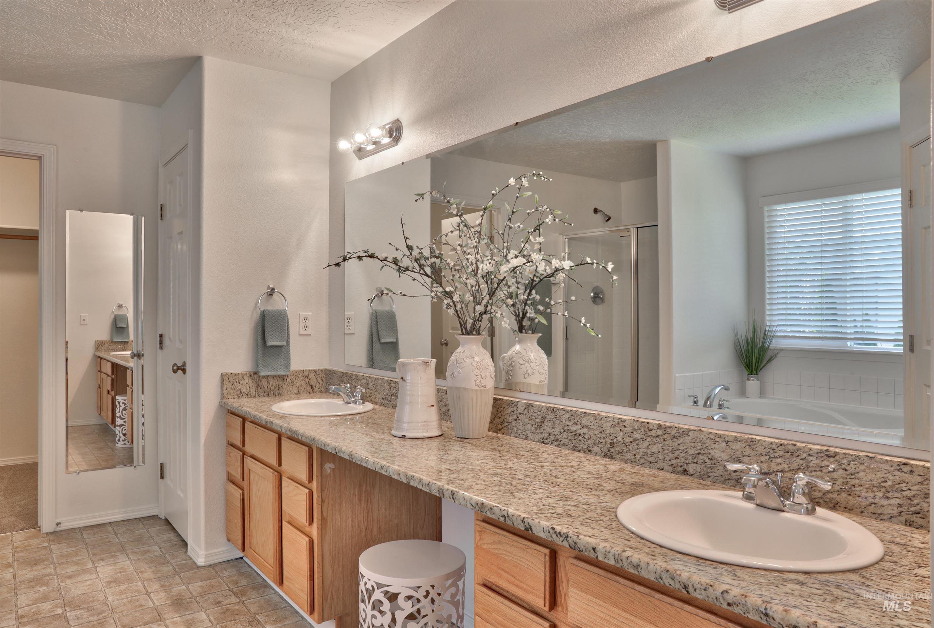 2856 W Lost Rapids Dr, Meridian, Idaho 83646, 4 Bedrooms, 2.5 Bathrooms, Residential For Sale, Price $589,000,MLS 98993243