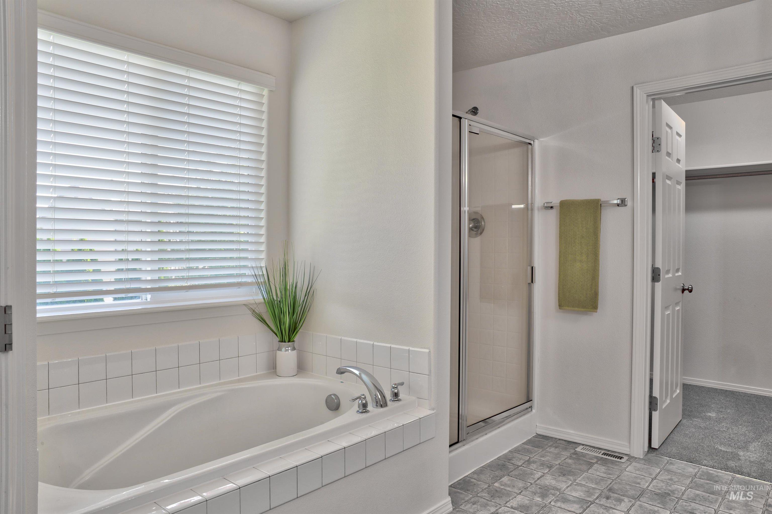 2856 W Lost Rapids Dr, Meridian, Idaho 83646, 4 Bedrooms, 2.5 Bathrooms, Residential For Sale, Price $589,000,MLS 98993243