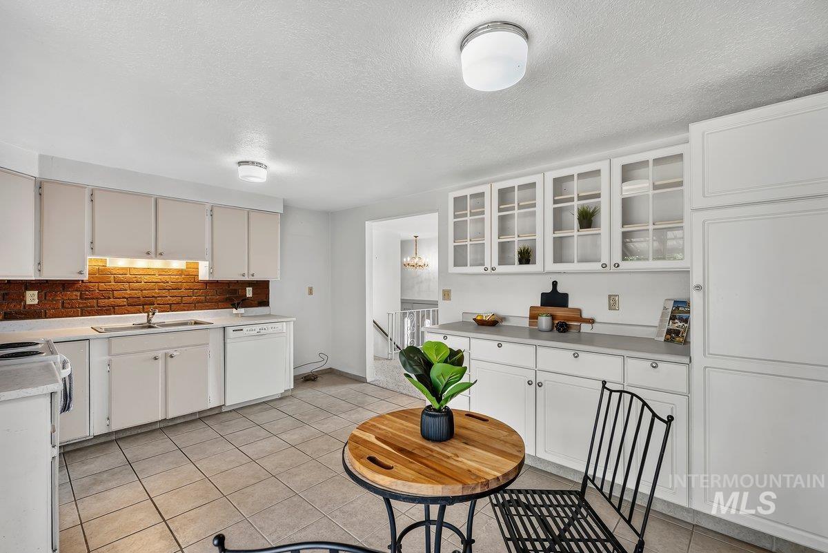 587 Monte Vista Dr., Emmett, Idaho 83617-3715, 4 Bedrooms, 2 Bathrooms, Residential For Sale, Price $344,900,MLS 98993248