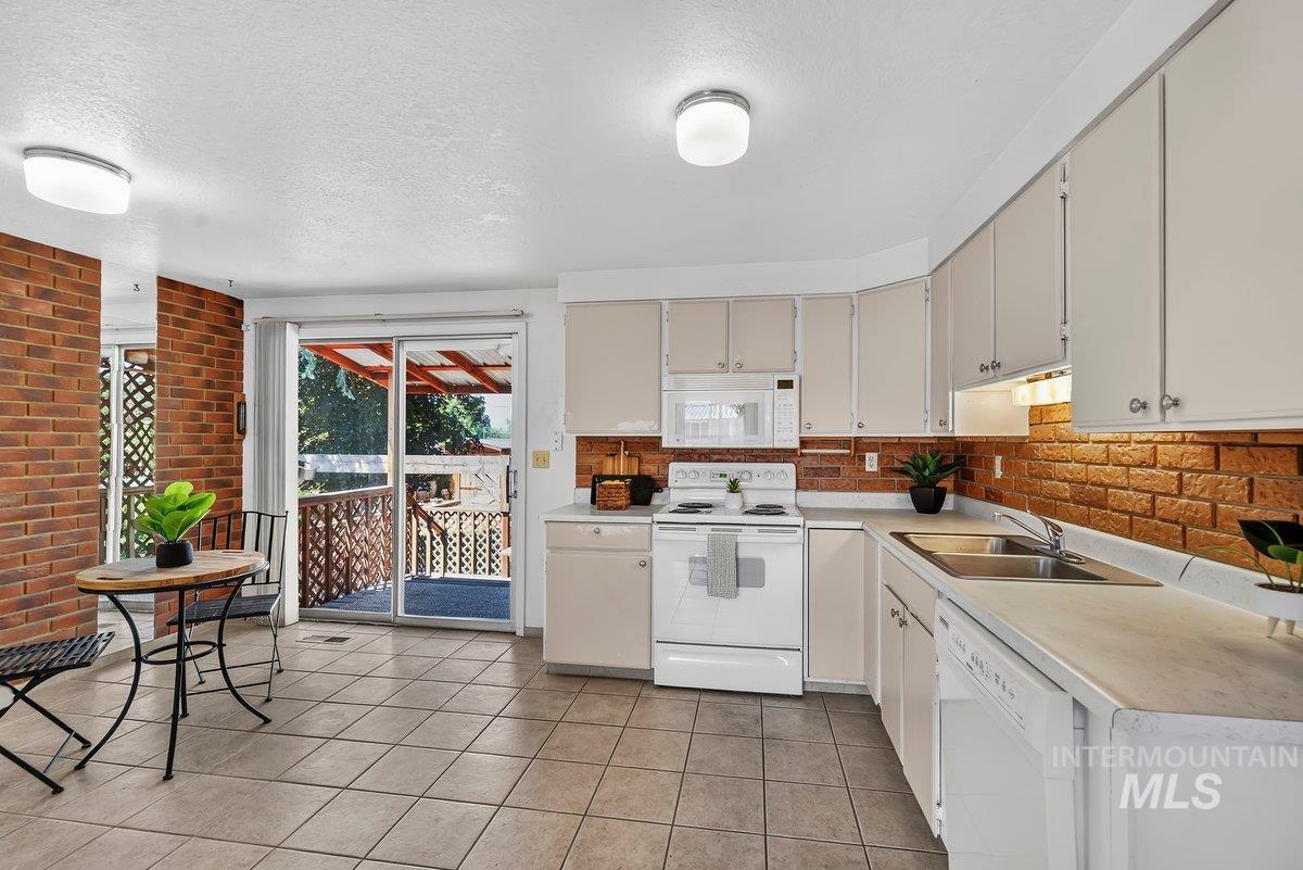 587 Monte Vista Dr., Emmett, Idaho 83617-3715, 4 Bedrooms, 2 Bathrooms, Residential For Sale, Price $344,900,MLS 98993248