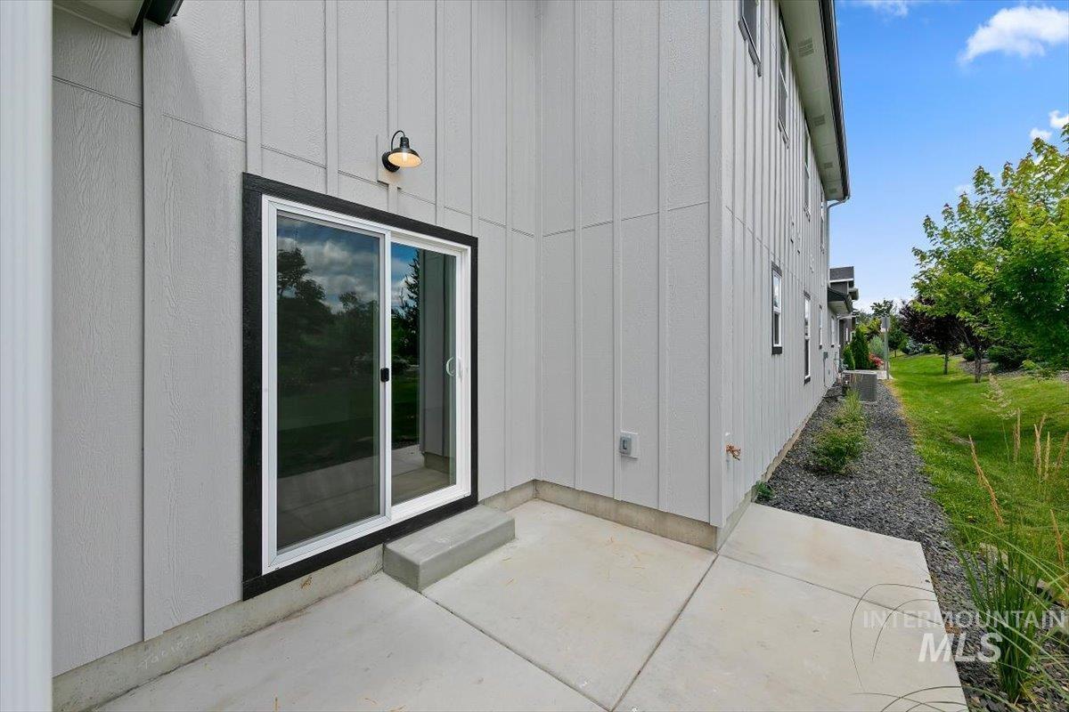 134 N Edgewood Ln, Eagle, Idaho 83616, 3 Bedrooms, 2.5 Bathrooms, Residential For Sale, Price $588,000,MLS 98993250