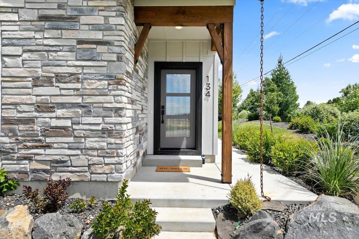 134 N Edgewood Ln, Eagle, Idaho 83616, 3 Bedrooms, 2.5 Bathrooms, Residential For Sale, Price $588,000,MLS 98993250