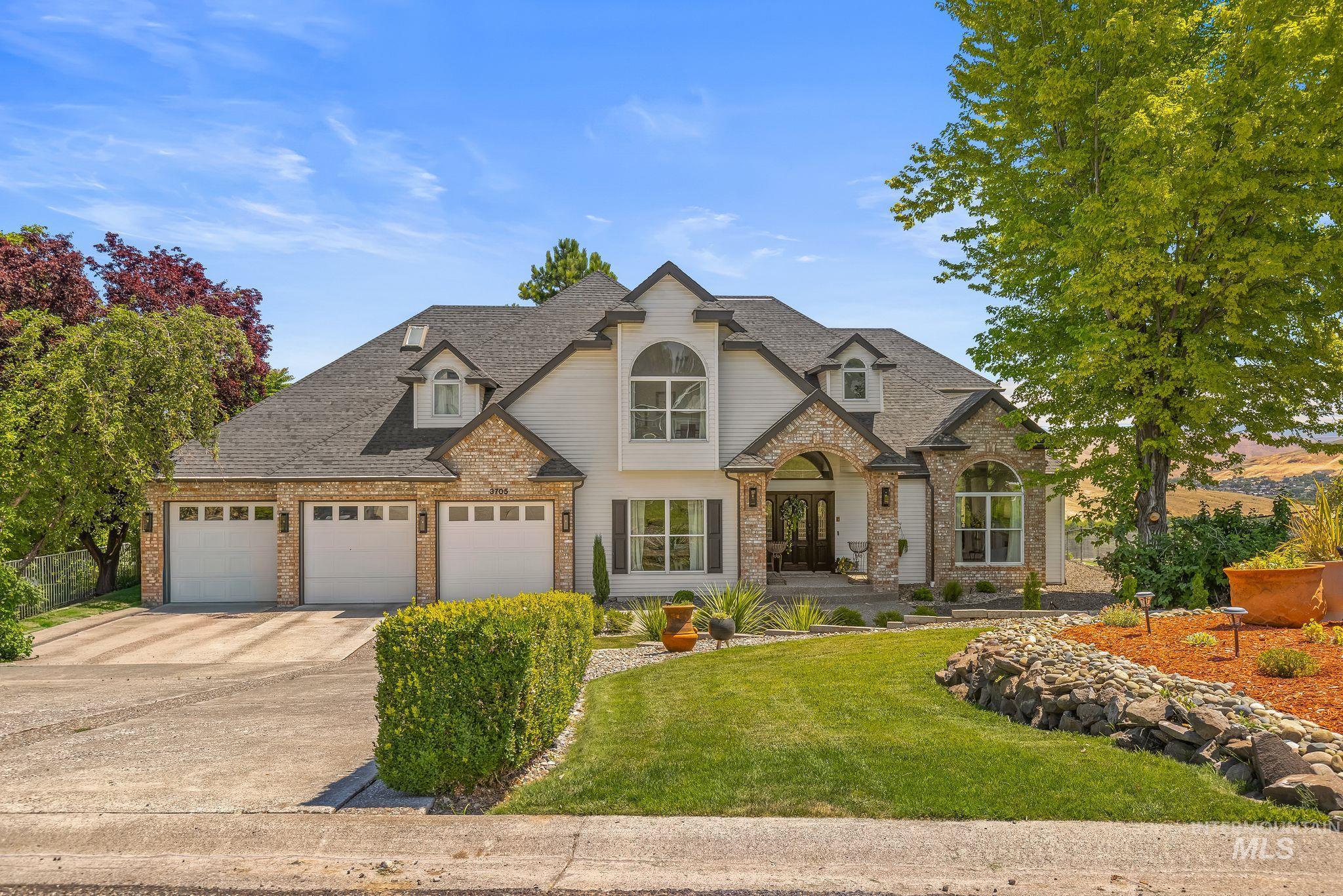 3705 Nicklaus Drive, Clarkston, Washington 99403, 4 Bedrooms, 4 Bathrooms, Residential For Sale, Price $975,000, 98993252