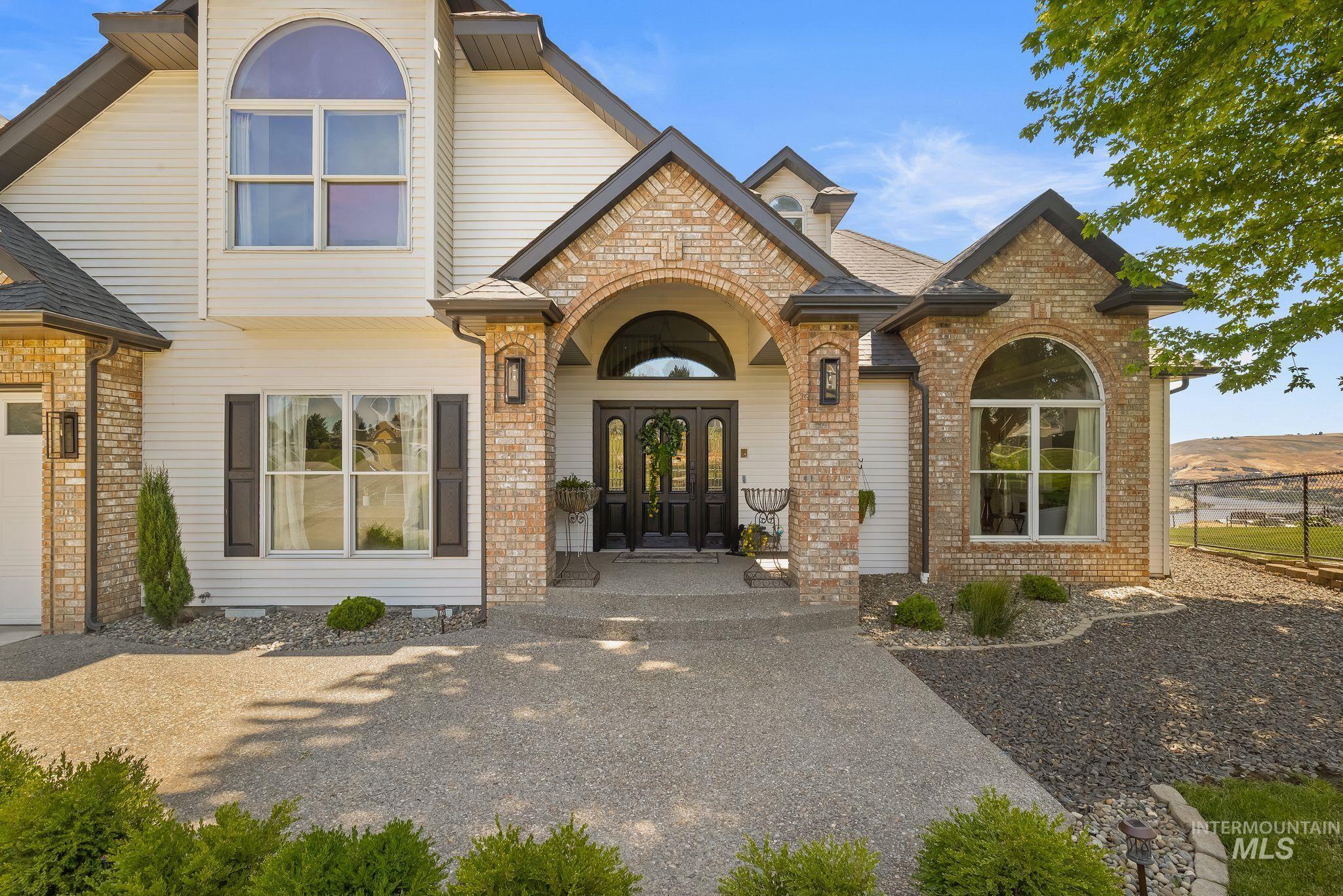 3705 Nicklaus Drive, Clarkston, Washington 99403, 4 Bedrooms, 4 Bathrooms, Residential For Sale, Price $975,000, 98993252