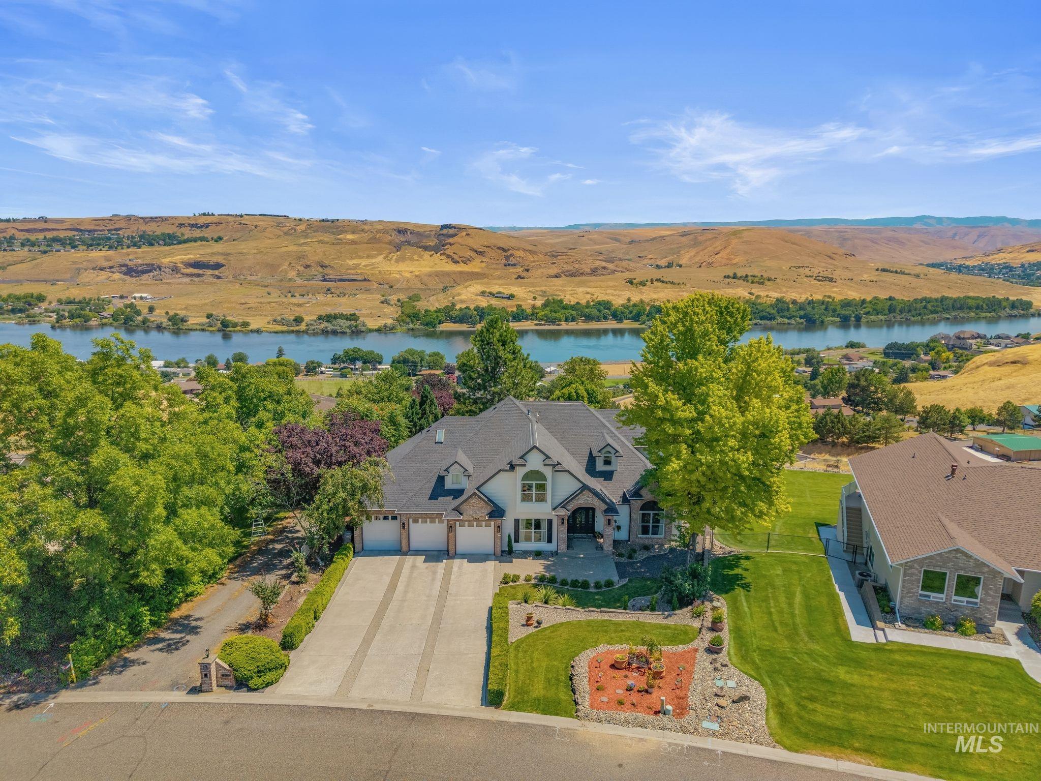 3705 Nicklaus Drive, Clarkston, Washington 99403, 4 Bedrooms, 4 Bathrooms, Residential For Sale, Price $975,000, 98993252