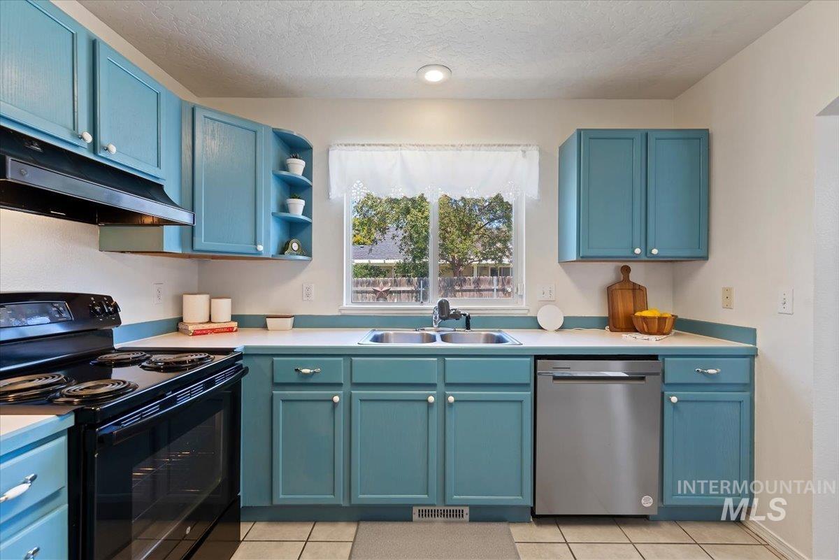 1096 W Nugget St, Kuna, Idaho 83634, 3 Bedrooms, 2 Bathrooms, Residential For Sale, Price $384,000, 98993254