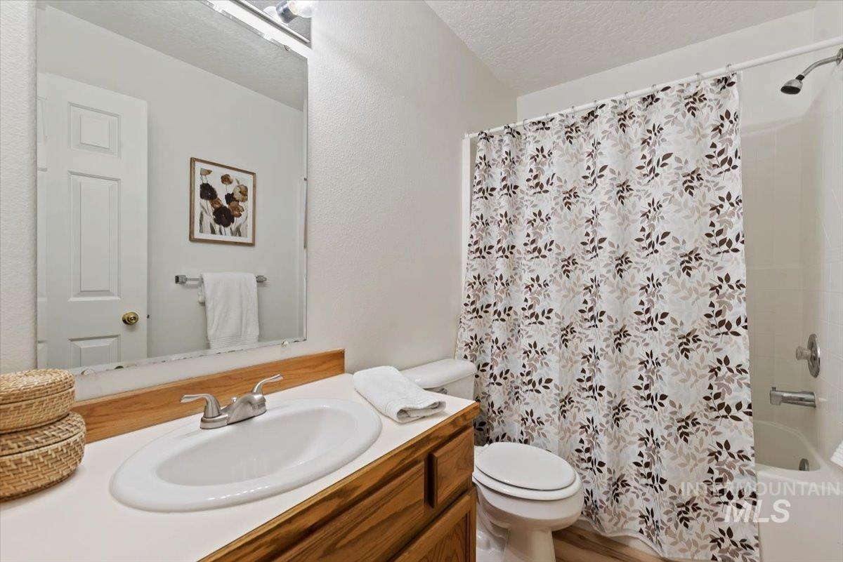 1096 W Nugget St, Kuna, Idaho 83634, 3 Bedrooms, 2 Bathrooms, Residential For Sale, Price $384,000, 98993254