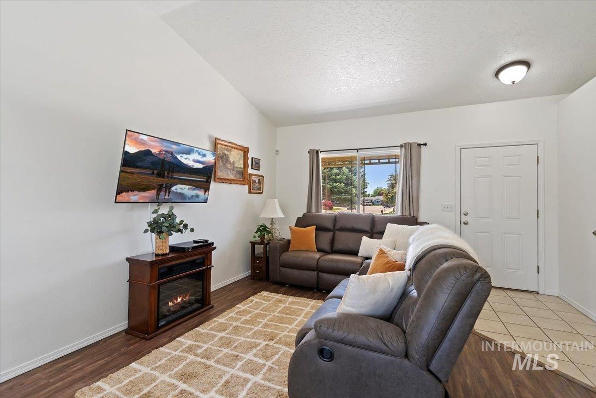 1096 W Nugget St, Kuna, Idaho 83634, 3 Bedrooms, 2 Bathrooms, Residential For Sale, Price $384,000, 98993254