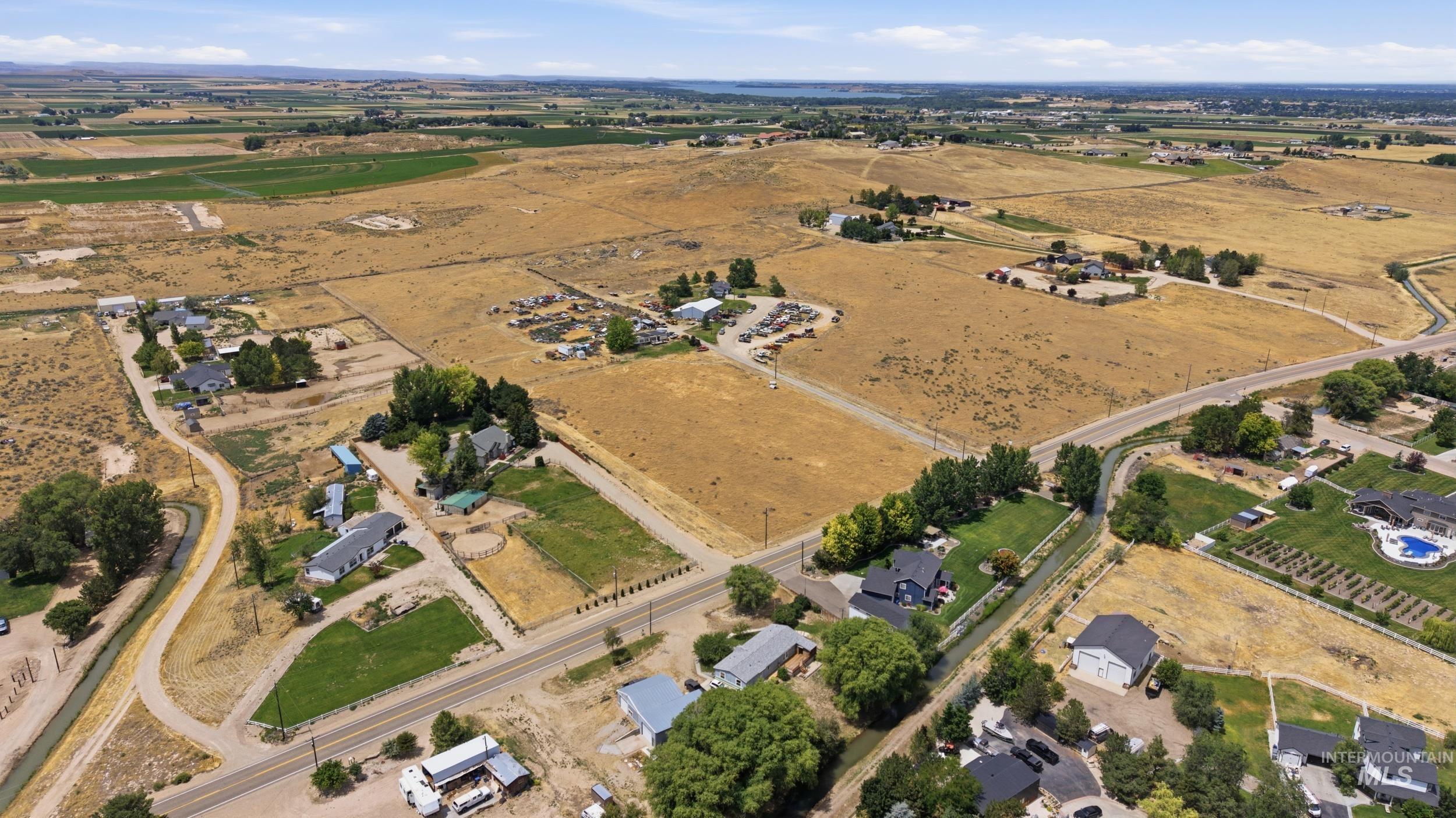 7422 Track Rd, Nampa, Idaho 83686, 3 Bedrooms, 2 Bathrooms, Residential For Sale, Price $499,999, 98993269