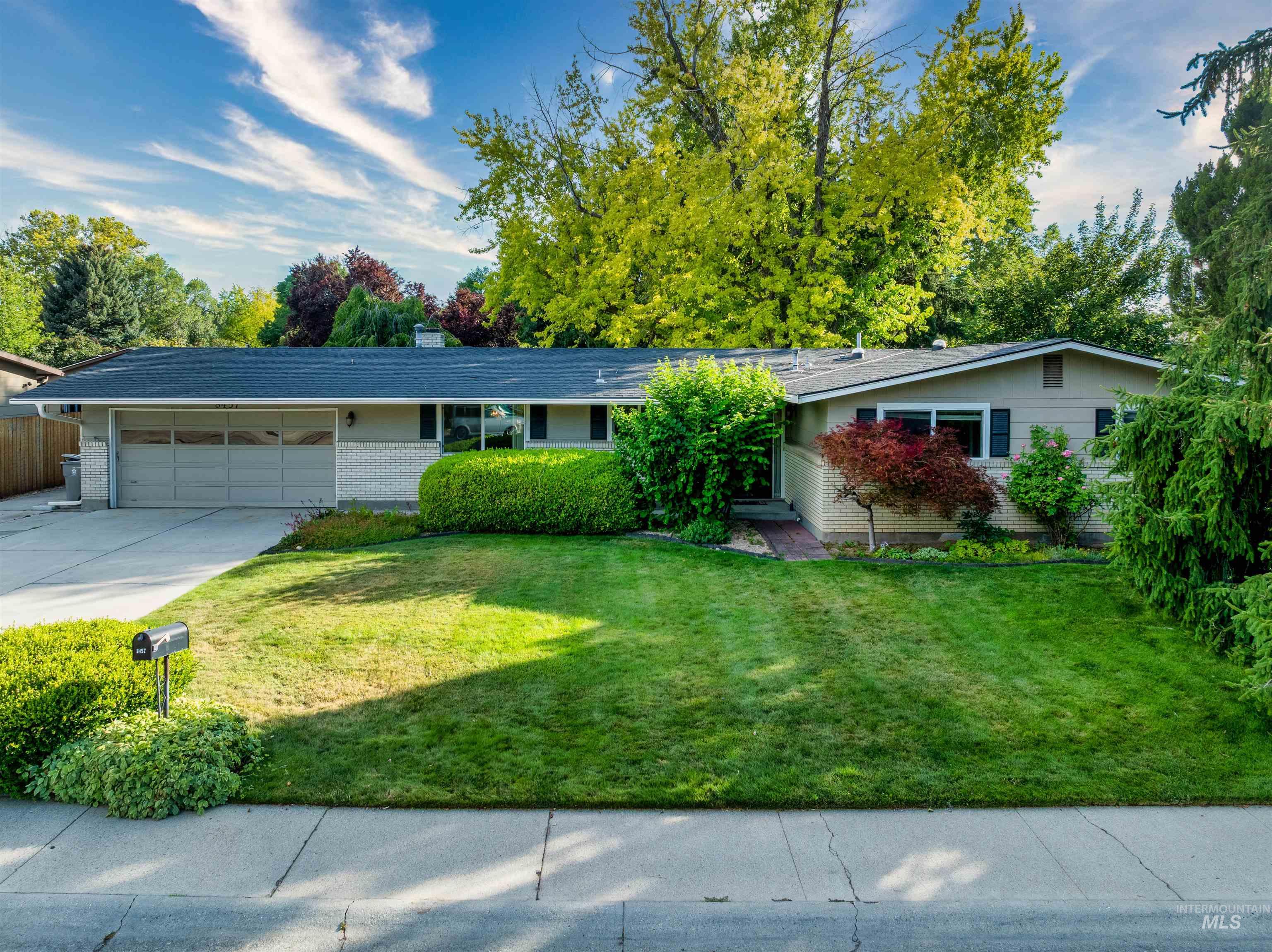 8457 W Pembrook Dr, Boise, Idaho 83704, 3 Bedrooms, 2 Bathrooms, Residential For Sale, Price $484,900, 98993299