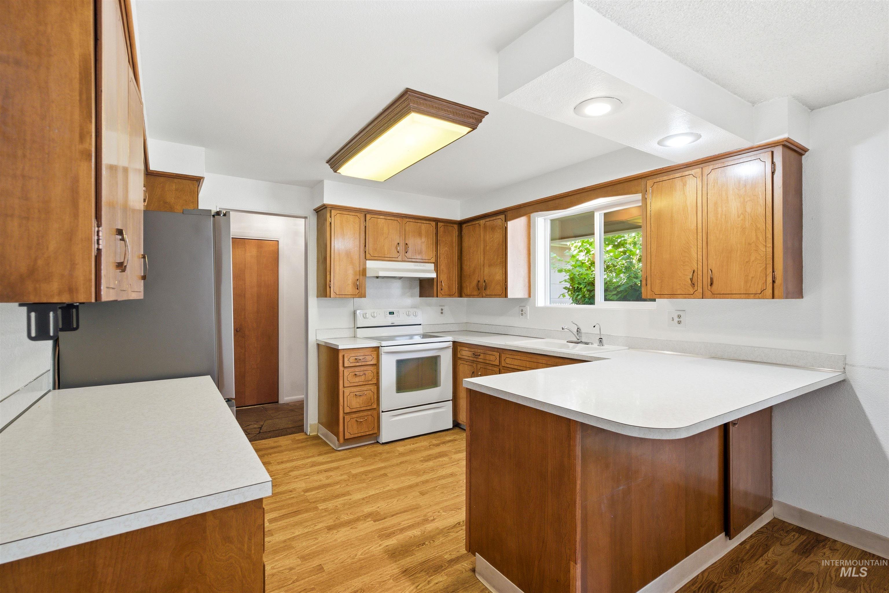 8457 W Pembrook Dr, Boise, Idaho 83704, 3 Bedrooms, 2 Bathrooms, Residential For Sale, Price $484,900, 98993299