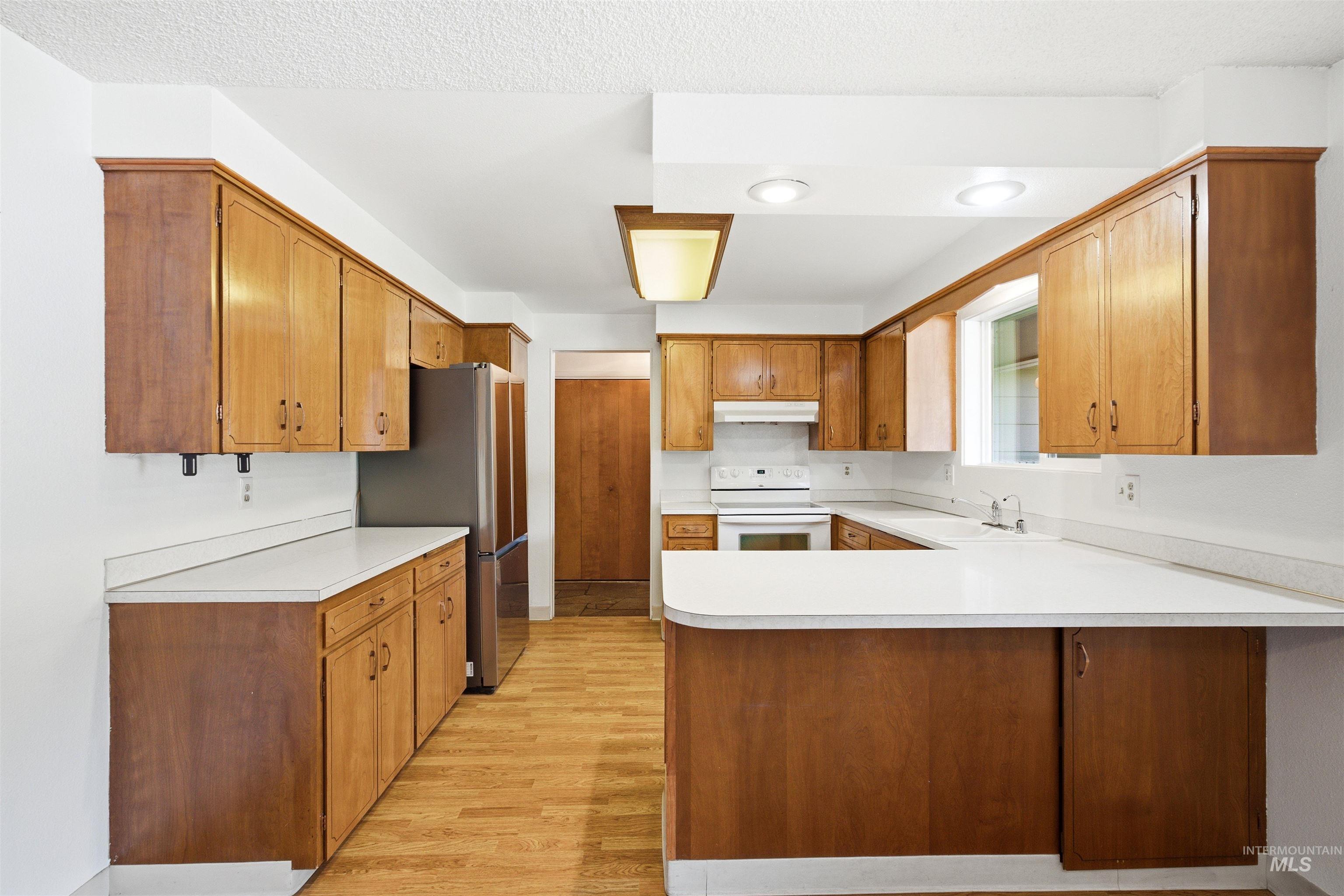 8457 W Pembrook Dr, Boise, Idaho 83704, 3 Bedrooms, 2 Bathrooms, Residential For Sale, Price $484,900, 98993299
