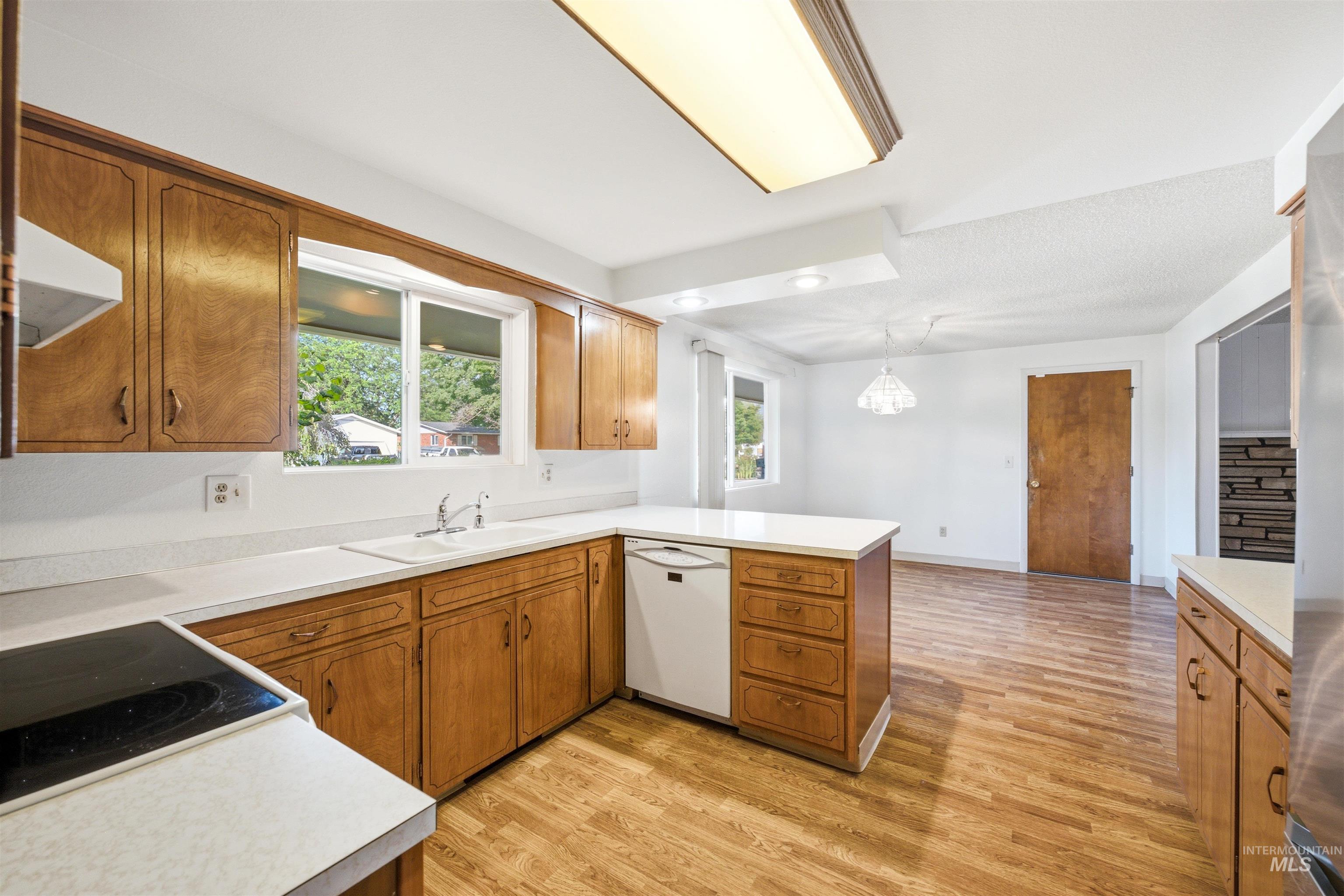 8457 W Pembrook Dr, Boise, Idaho 83704, 3 Bedrooms, 2 Bathrooms, Residential For Sale, Price $484,900, 98993299
