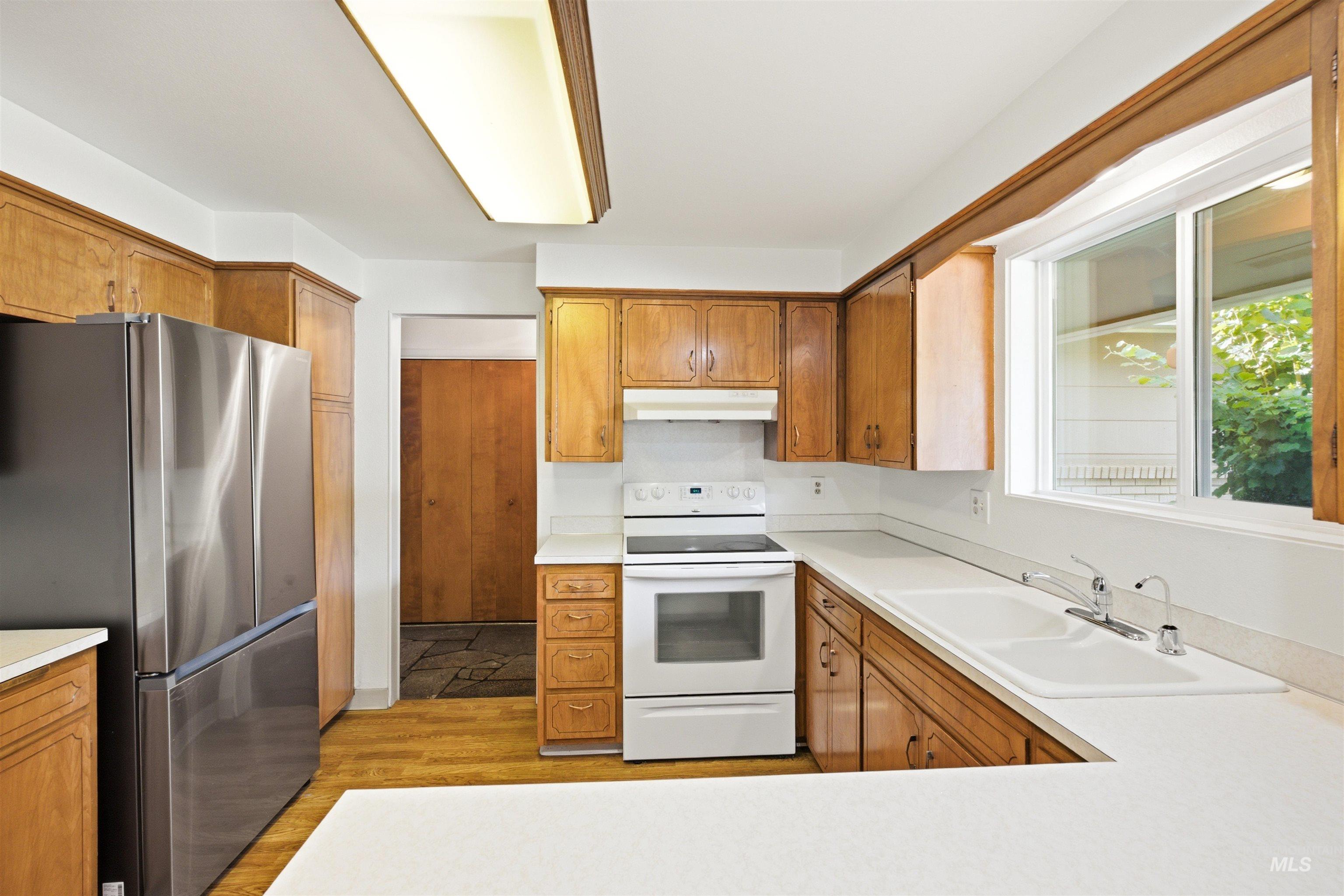 8457 W Pembrook Dr, Boise, Idaho 83704, 3 Bedrooms, 2 Bathrooms, Residential For Sale, Price $484,900, 98993299