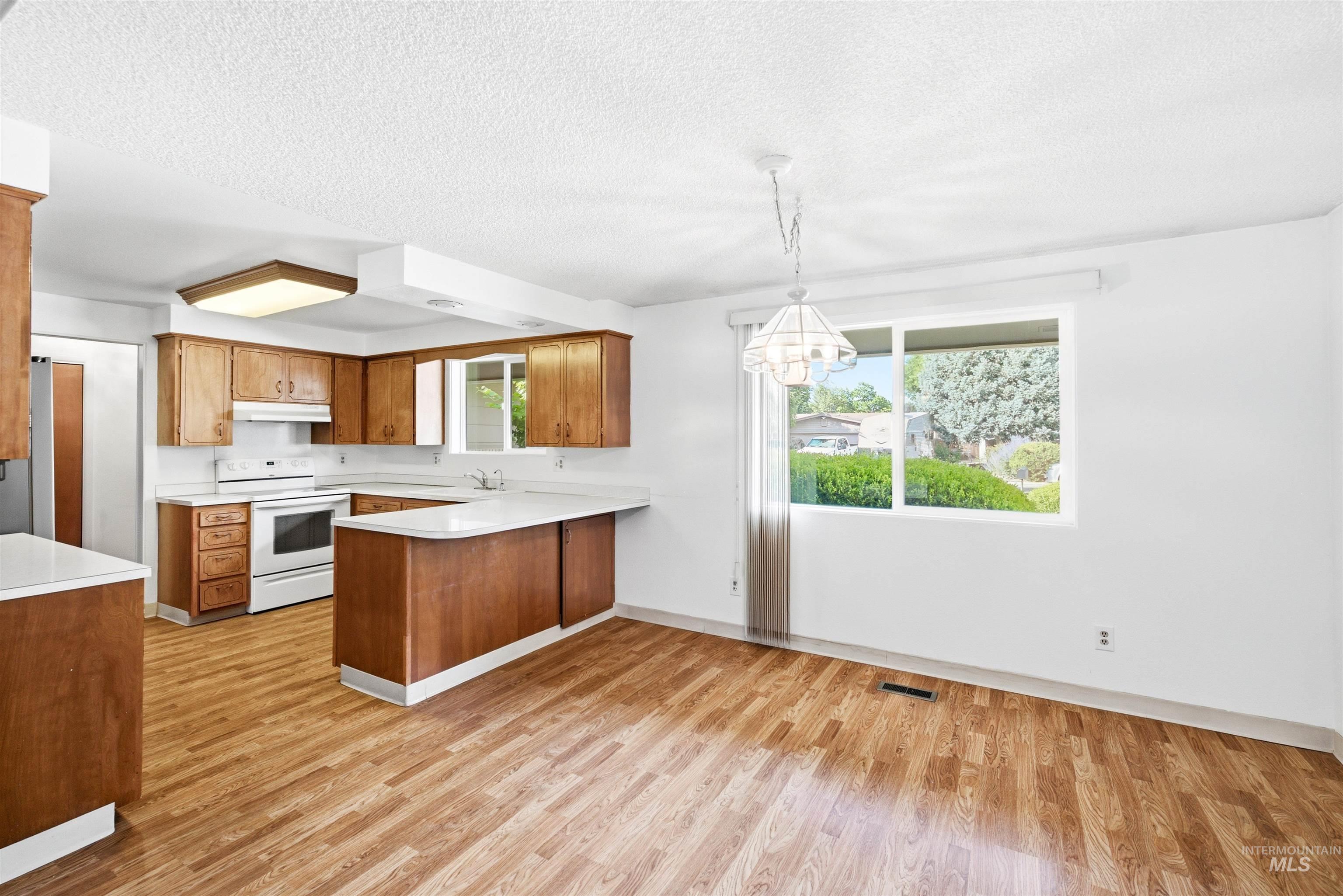8457 W Pembrook Dr, Boise, Idaho 83704, 3 Bedrooms, 2 Bathrooms, Residential For Sale, Price $484,900, 98993299