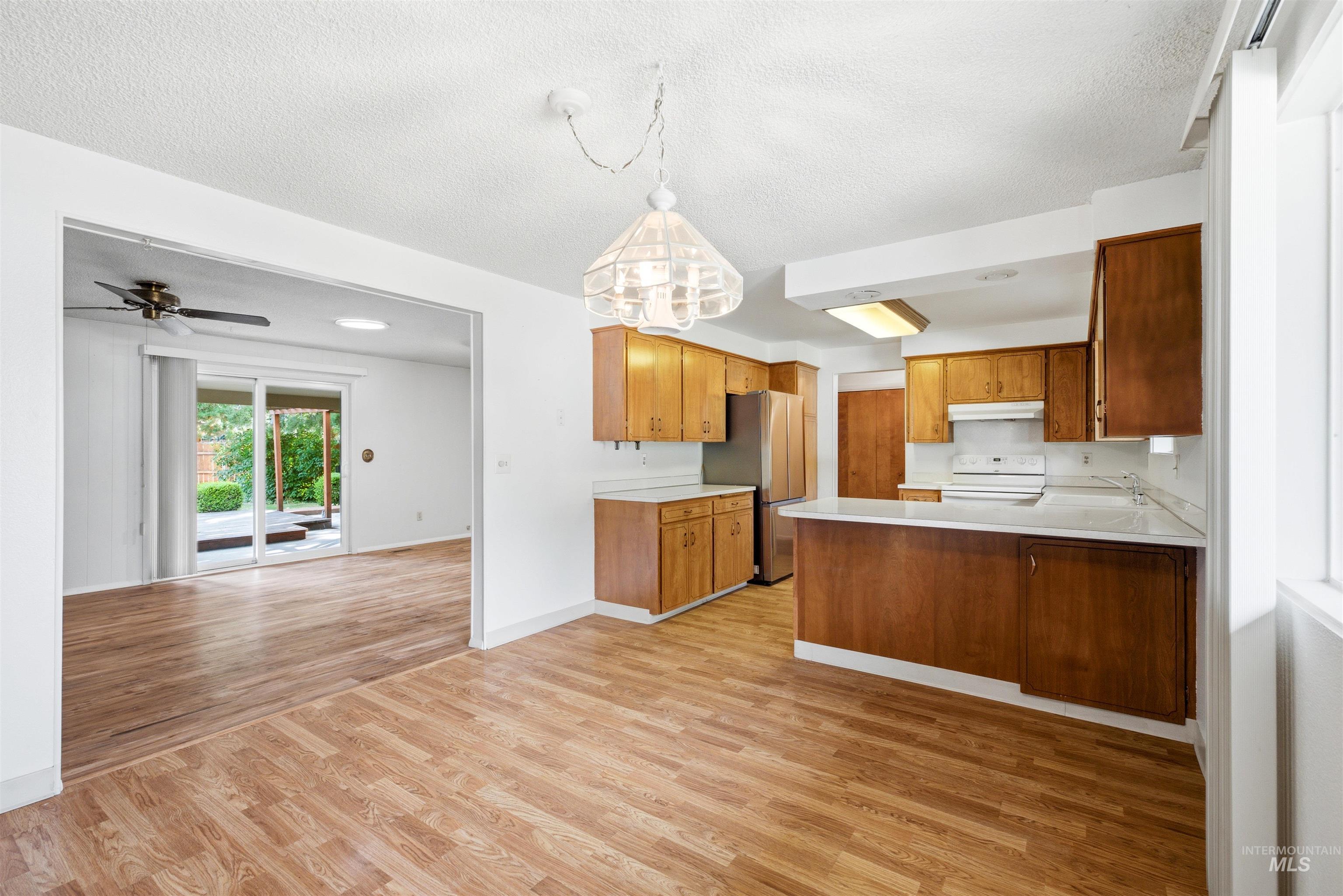 8457 W Pembrook Dr, Boise, Idaho 83704, 3 Bedrooms, 2 Bathrooms, Residential For Sale, Price $484,900, 98993299