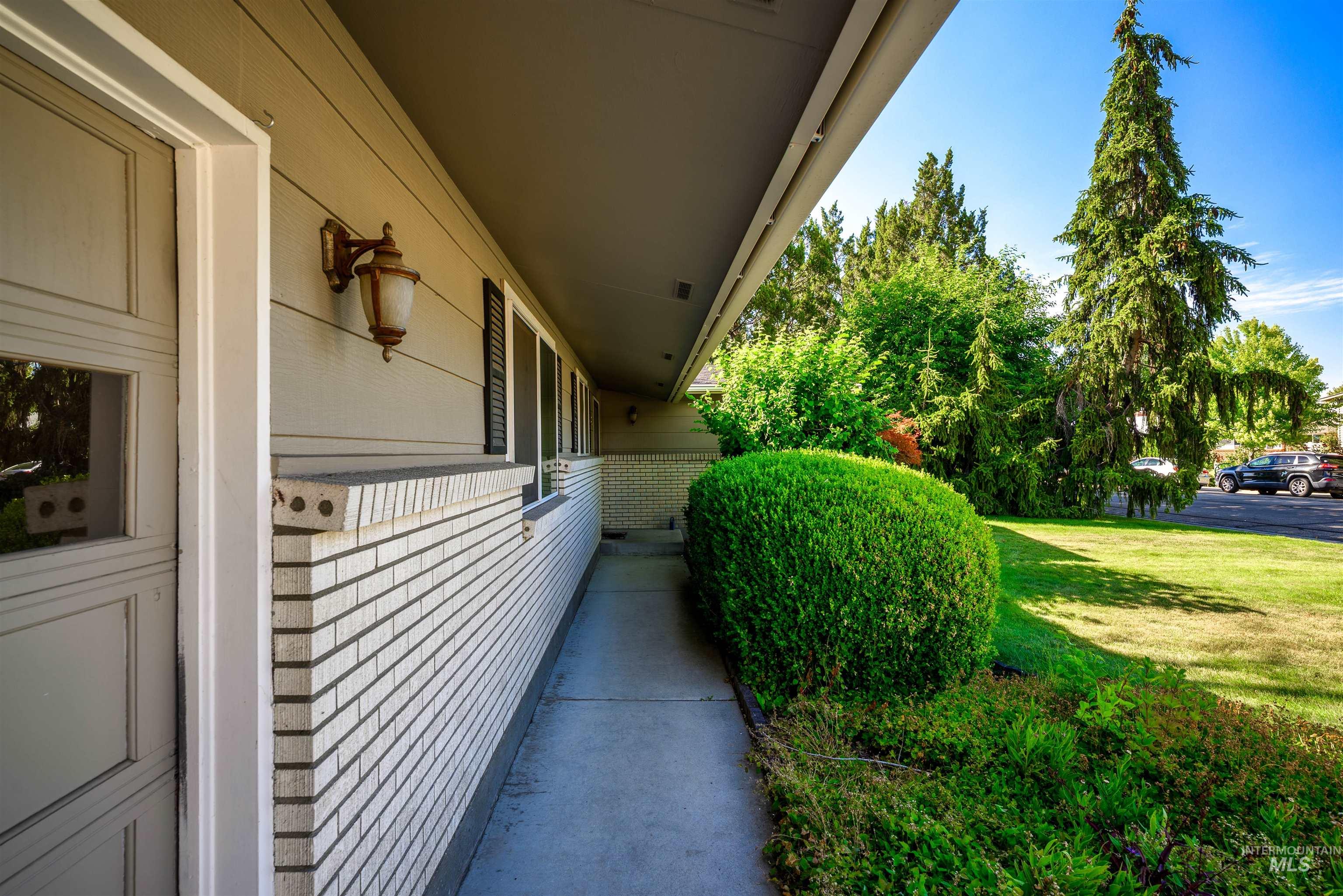 8457 W Pembrook Dr, Boise, Idaho 83704, 3 Bedrooms, 2 Bathrooms, Residential For Sale, Price $484,900, 98993299