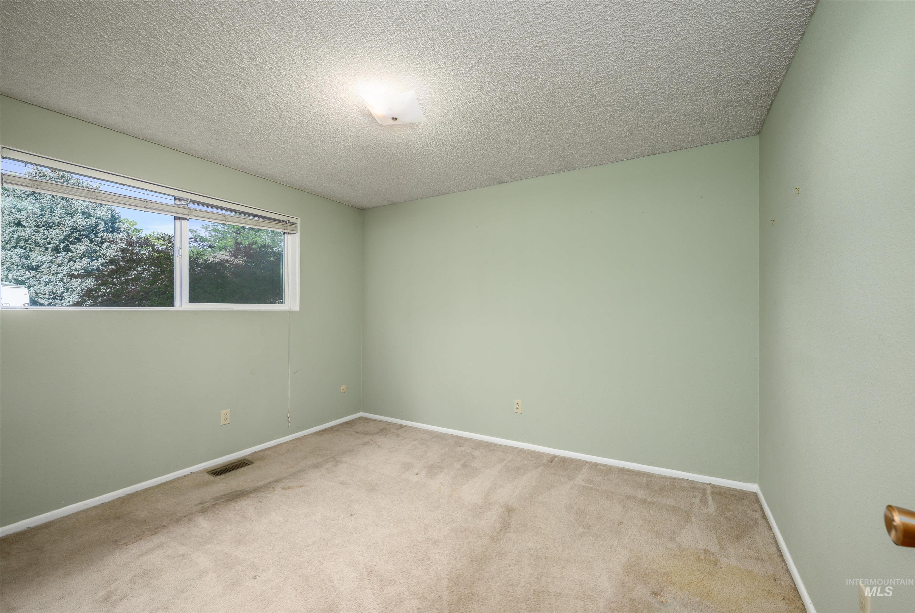 8457 W Pembrook Dr, Boise, Idaho 83704, 3 Bedrooms, 2 Bathrooms, Residential For Sale, Price $484,900, 98993299