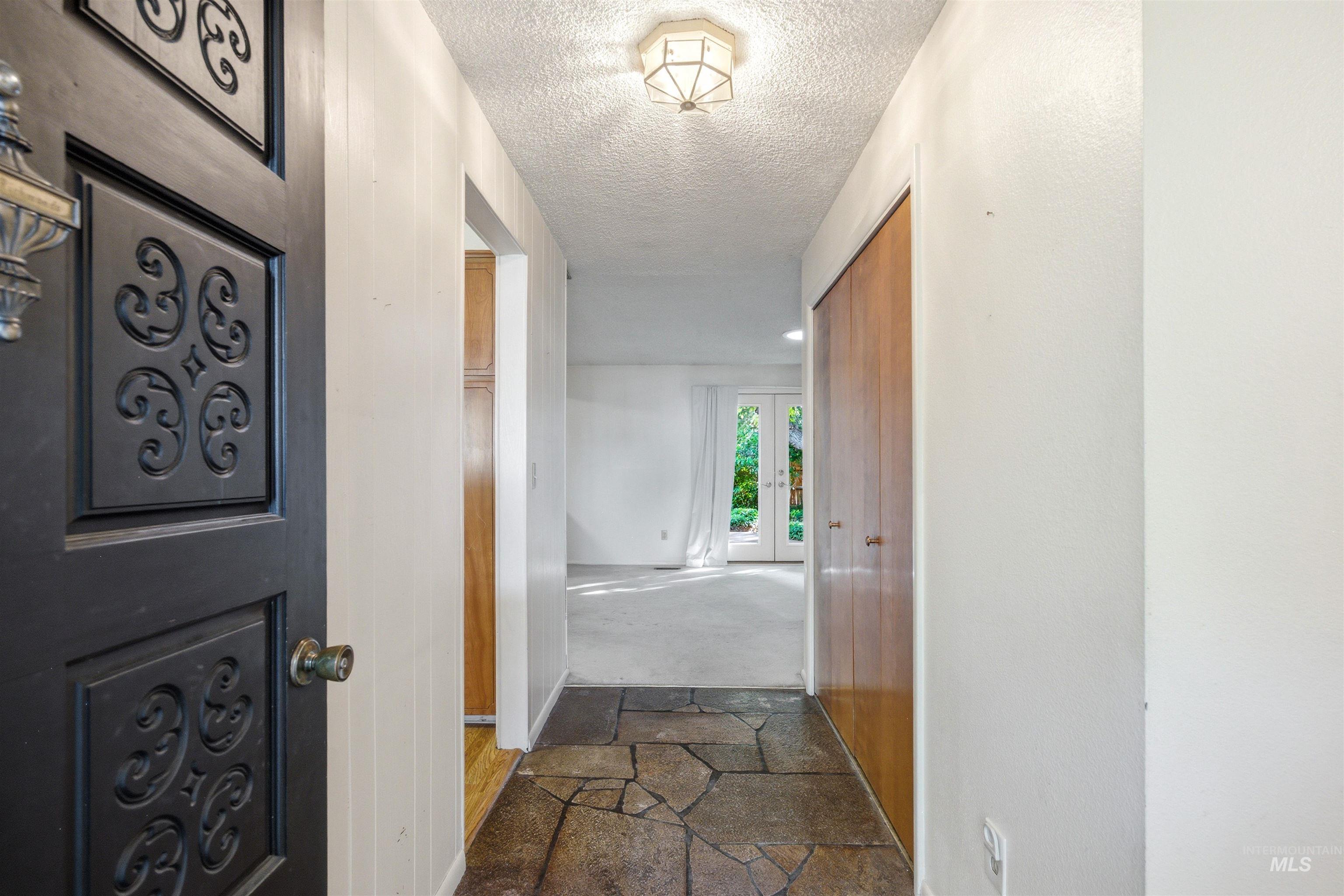 8457 W Pembrook Dr, Boise, Idaho 83704, 3 Bedrooms, 2 Bathrooms, Residential For Sale, Price $484,900, 98993299
